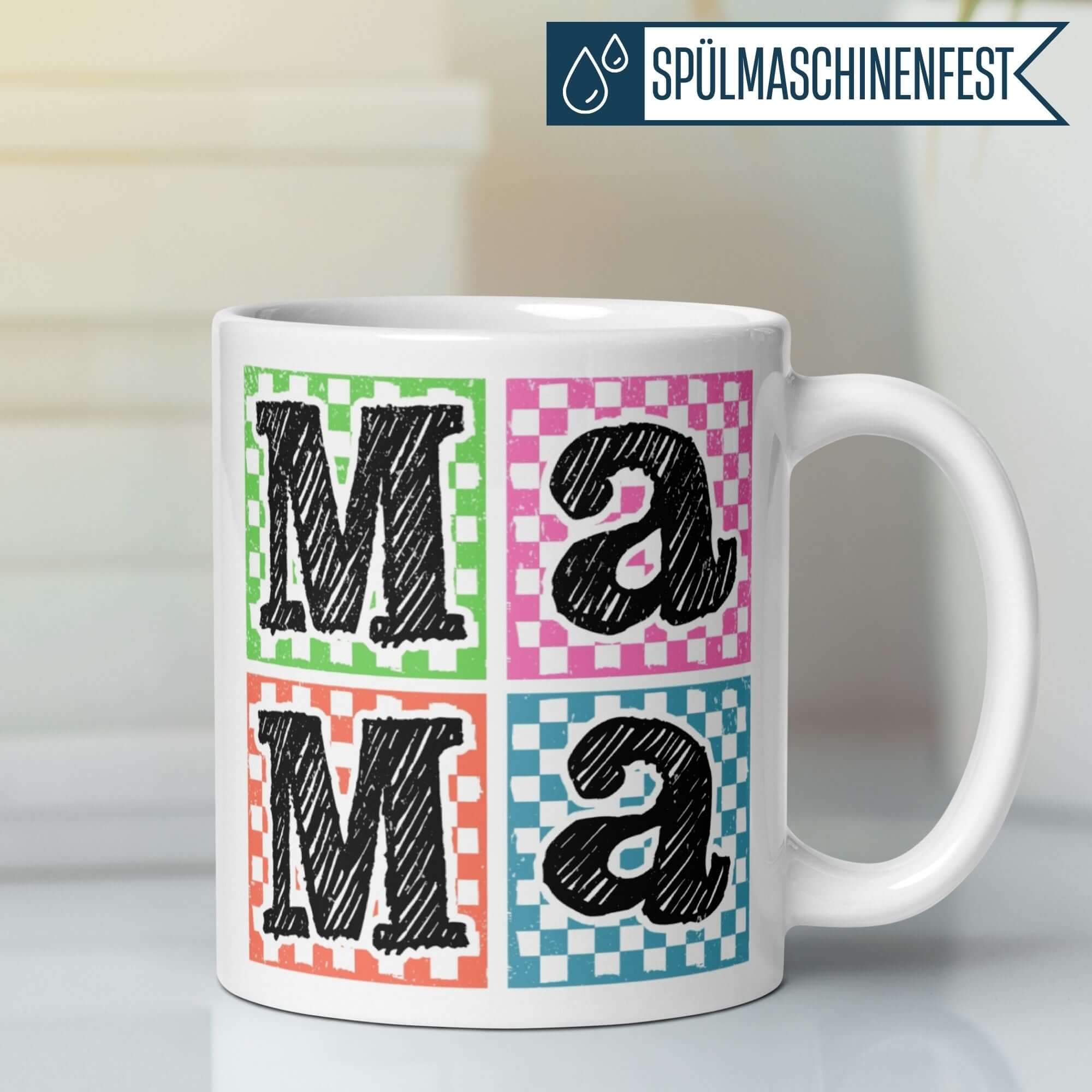 Bunte Momentals® Tasse mit 'Mama' in kräftigen Farben und Schraffurmuster auf Karofeldern.