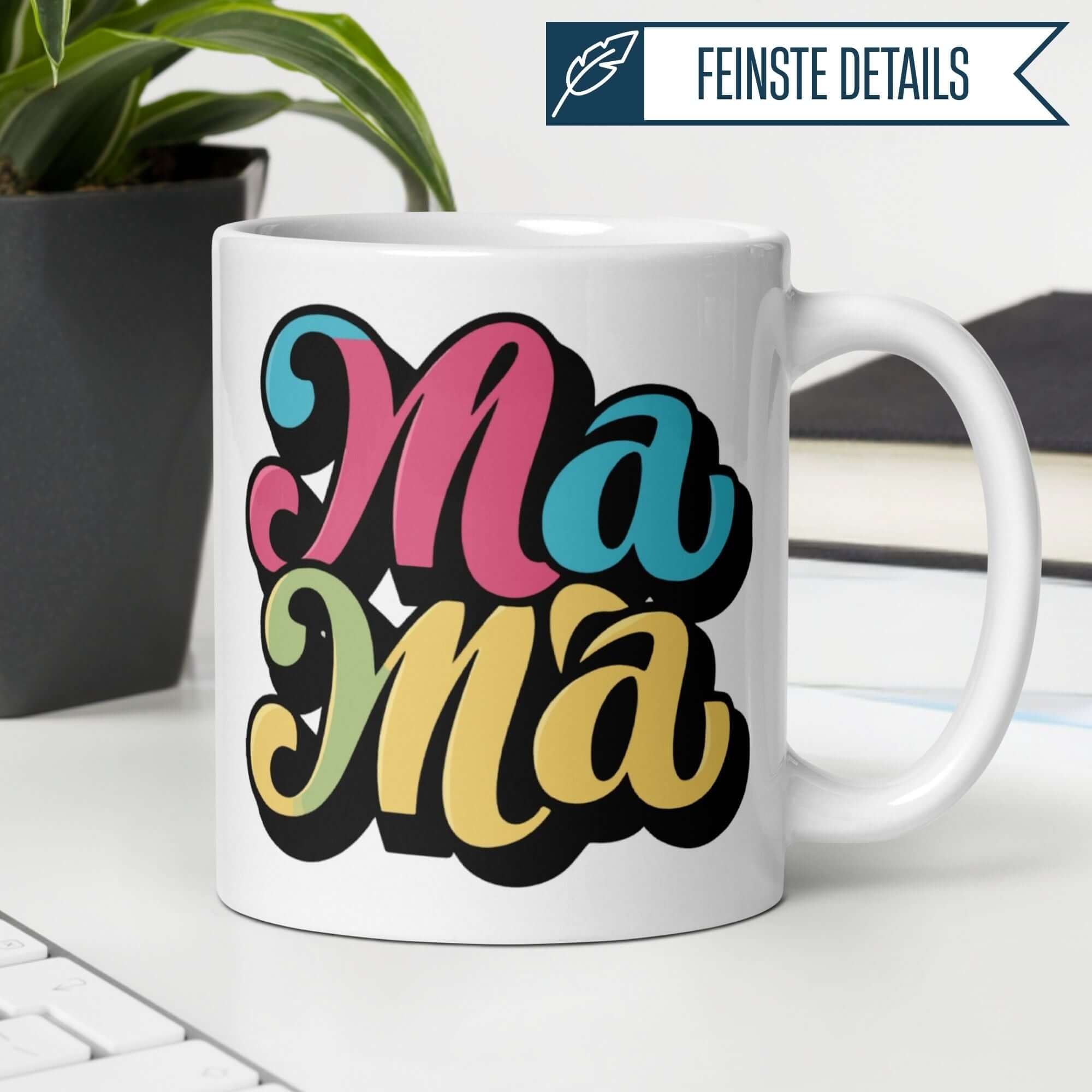 Bunte Momentals® Tasse mit Schriftzug "Mama" in Retro-Design, ideal als Geschenk für Mütter, strahlt Lebensfreude aus.