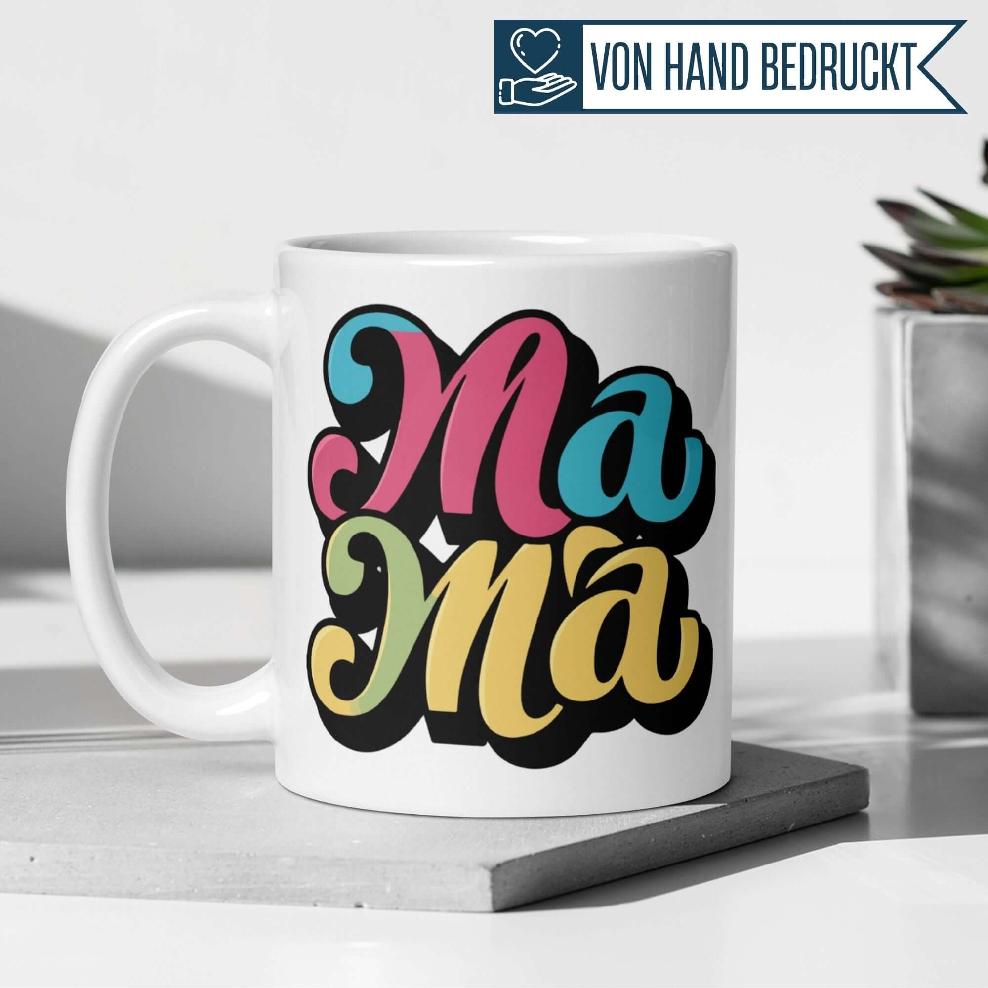 Bunte Mama-Tasse mit retro Schriftzug, perfekt für gesellige Frühstücke und als Geschenk für Mamas.