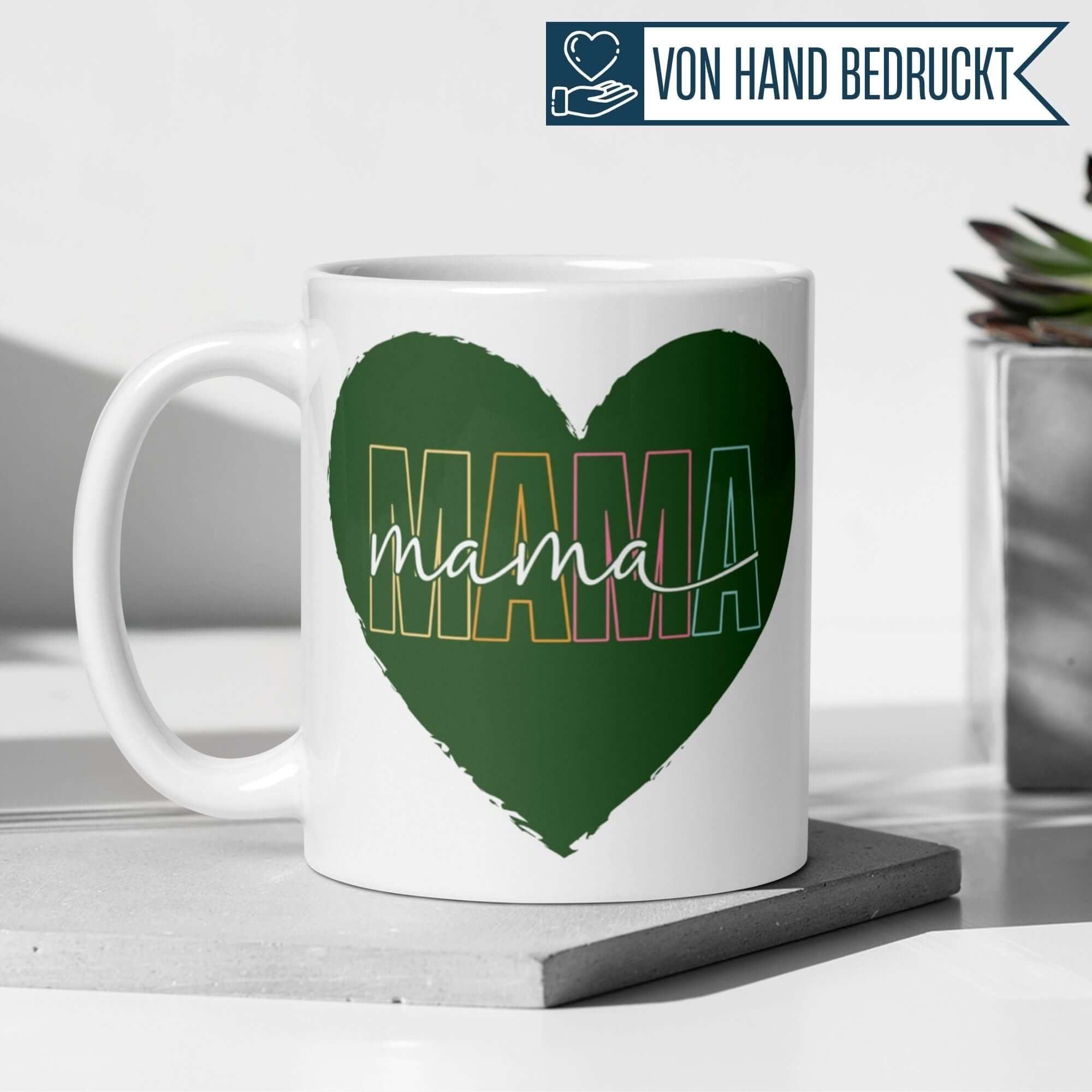 Bunte Mama Tasse mit grünem Herzdesign und liebevollem Schriftzug, perfekt als Geschenk für Mama.