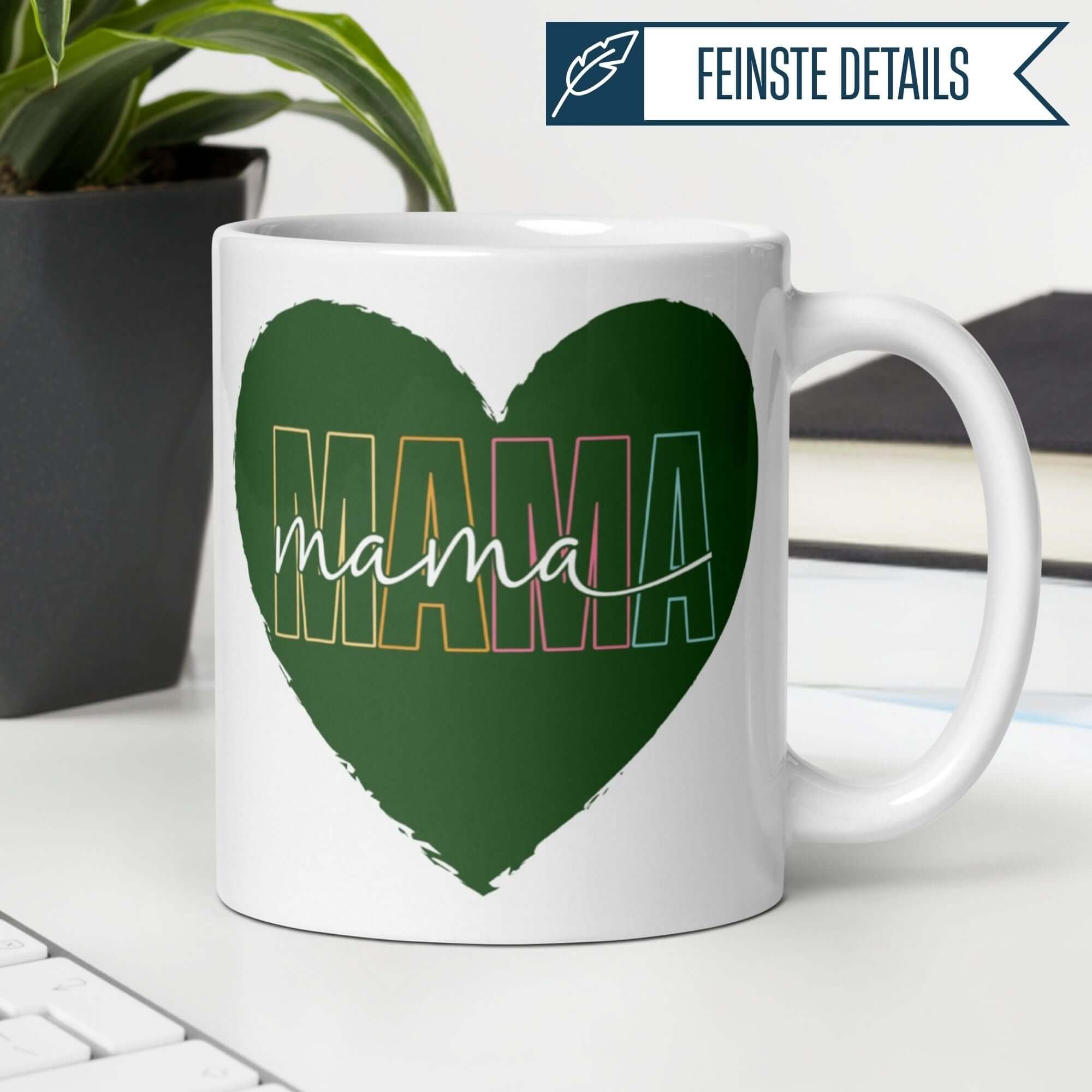 Momentals® Tasse Mama mit buntem Schriftzug in grünem Herz, ideal als Geschenk für Mama.