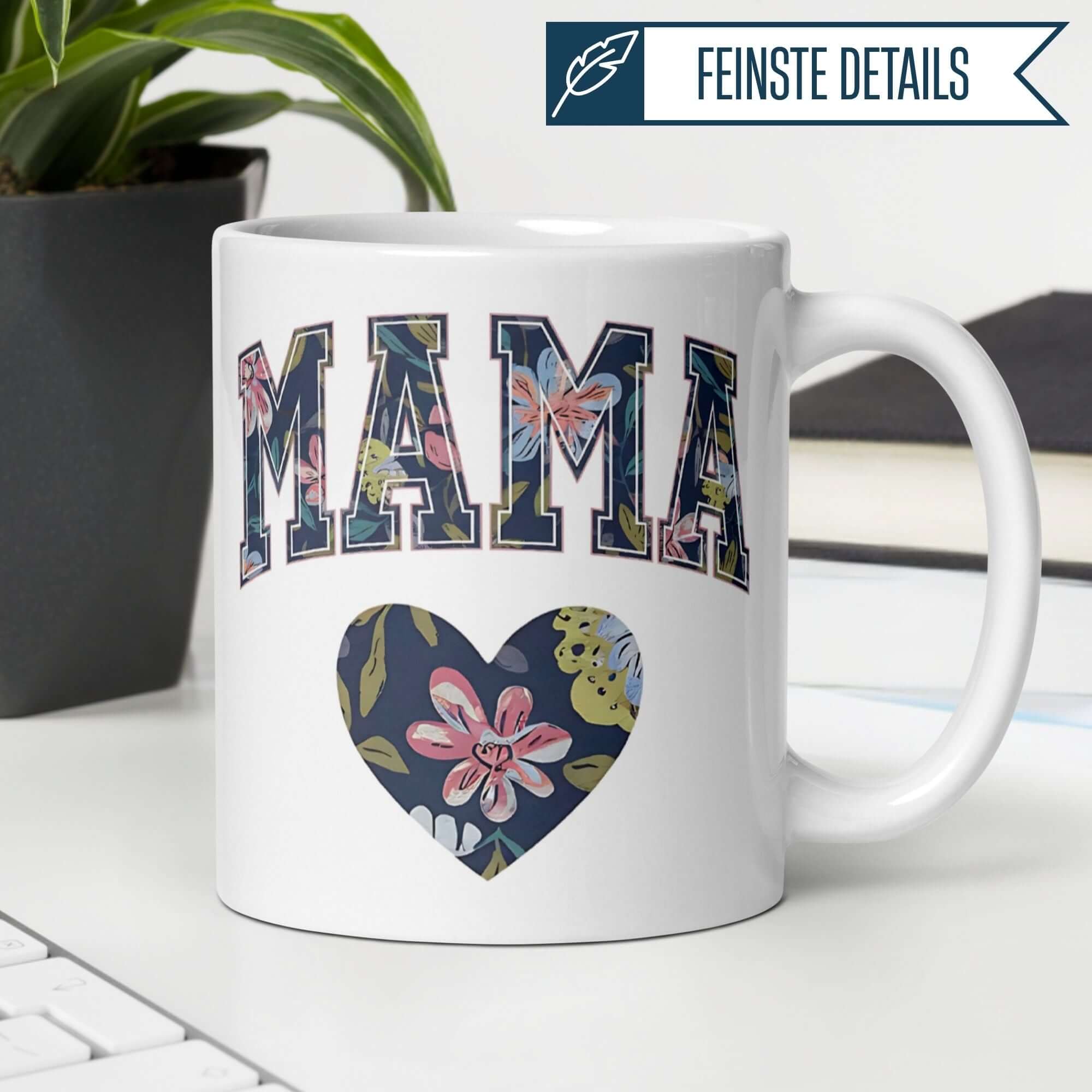 Momentals® Tasse mit "MAMA" Schriftzug und floralem Herzdesign, perfekt für Mama-Vibes im Büro oder als Geschenk.