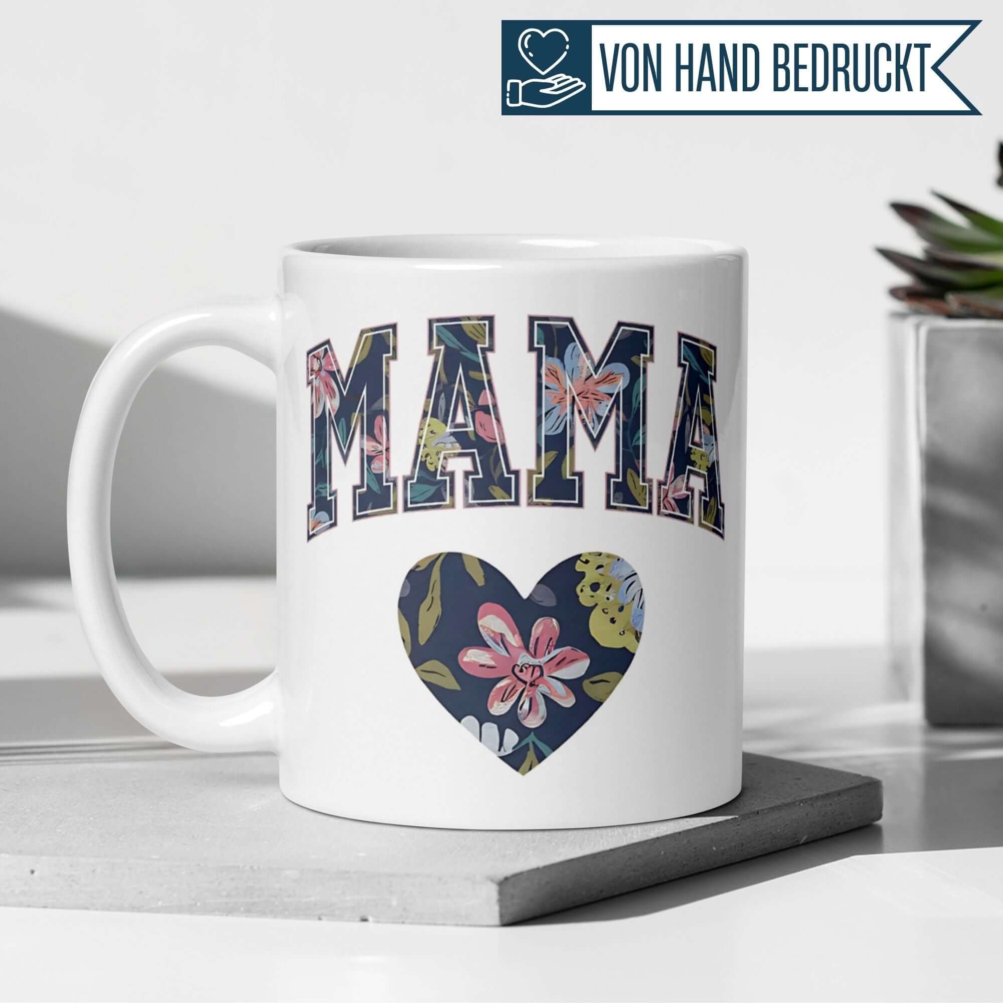 Momentals® Tasse Mama mit floralem Herz, elegante Mischung aus floralen Tönen und klassischem College-Design.