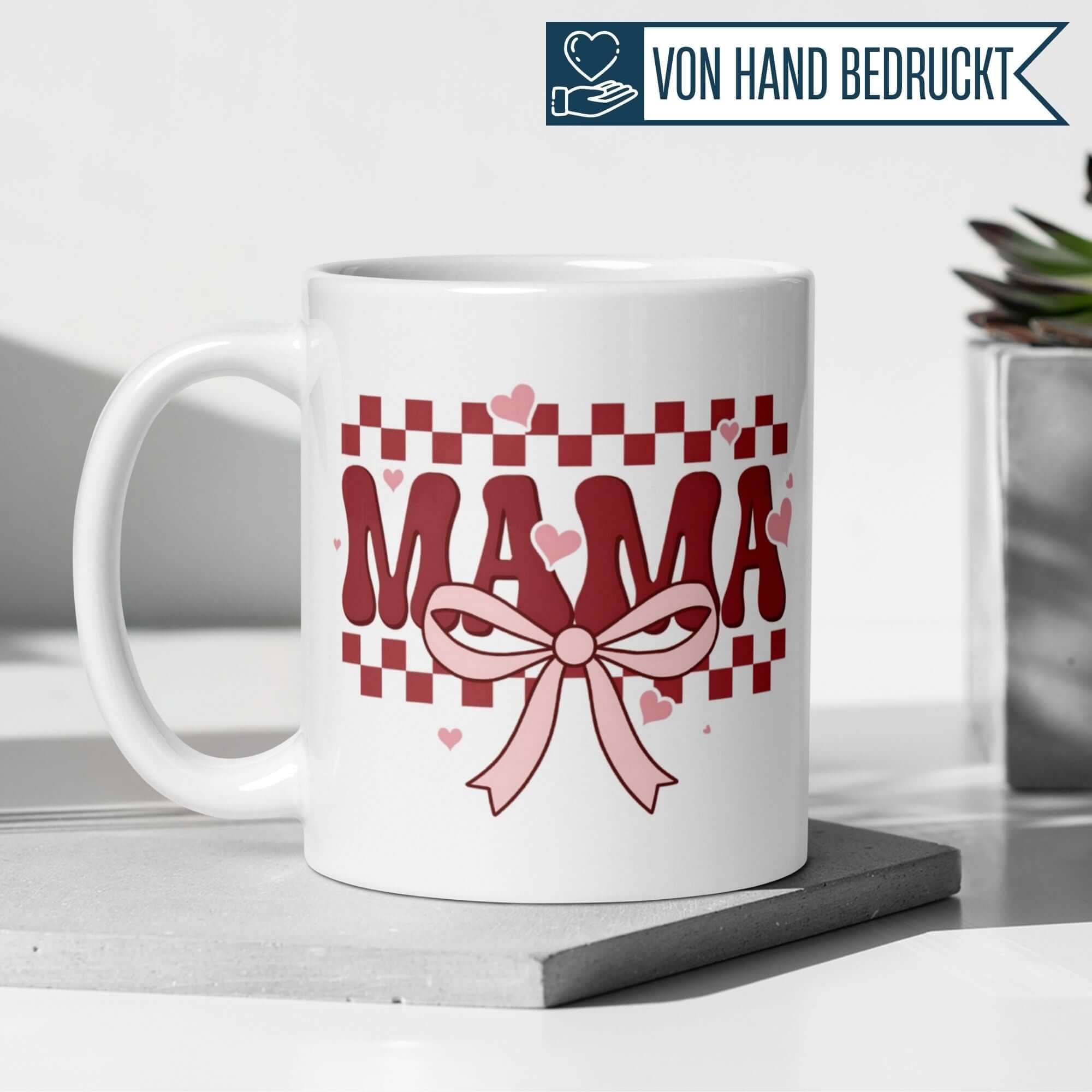 Momentals® Tasse Mama mit Herzen und Schleife im Retro Rot-Rosa Design - perfektes Geschenk zum Danke sagen.