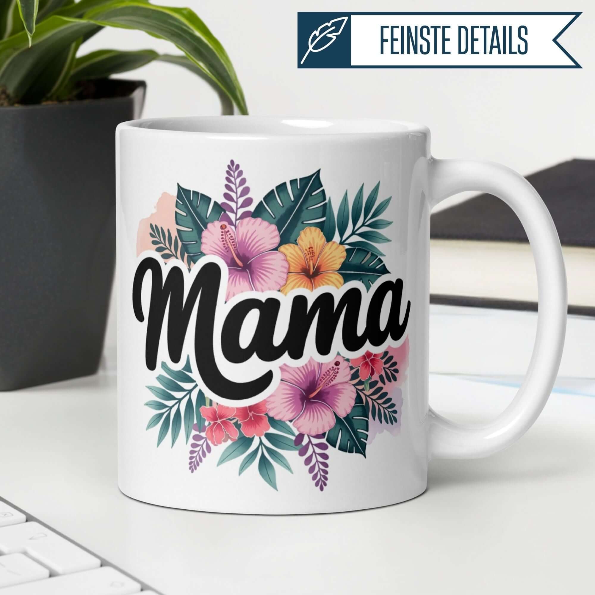 Momentals Tasse 'Mama' mit Hibiskusblüten und tropischem Design, ideal für Geschenkideen.