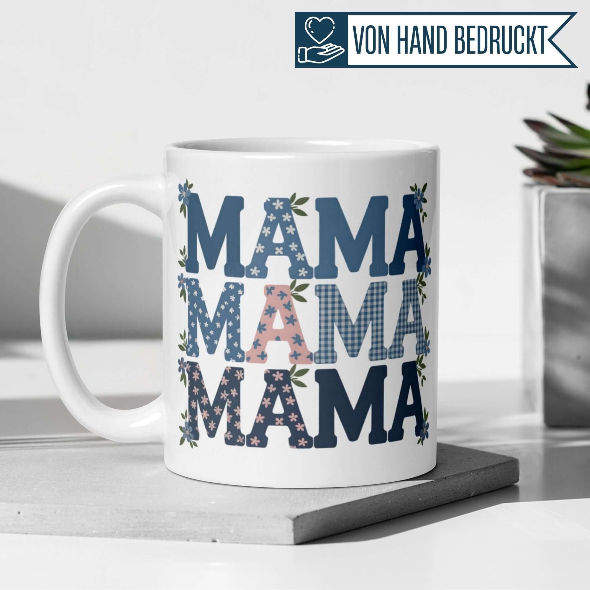 Momentals Tasse mit kariertem MAMA Schriftzug und floralem Design, ideal für Müttergeburtstagsgeschenk.