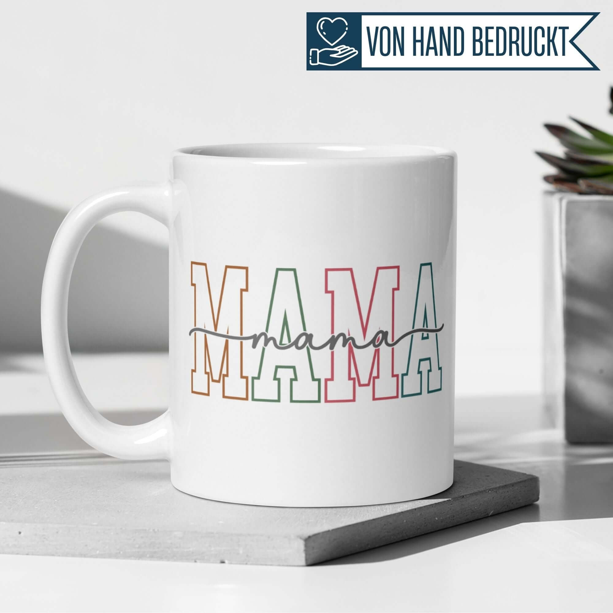 Momentals® Tasse mit dem Schriftzug ‚Mama‘ in Pastell Retrofarben auf weißem Hintergrund.