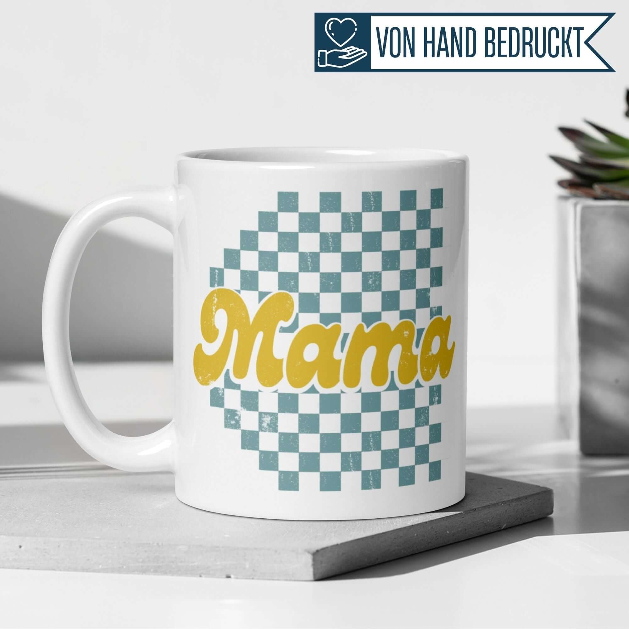 Momentals Tasse Mama mit Retro-Schriftzug und Checkerboard-Muster in Vintage-Gelb und Türkis.