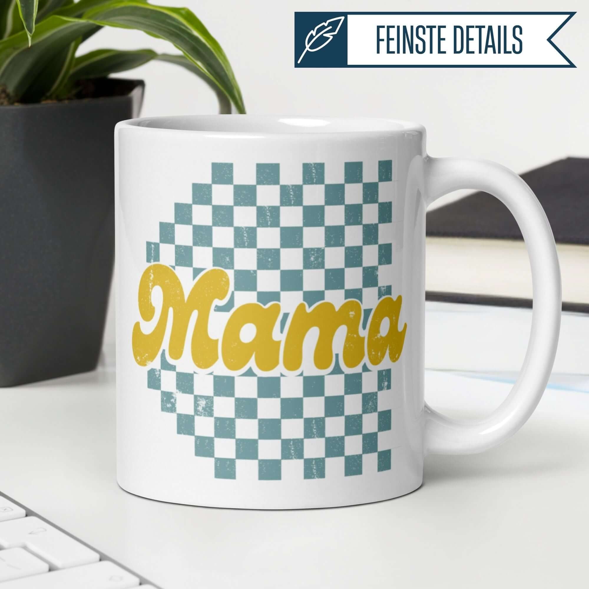 Momentals® Tasse für Mama mit retro-kariertem Design in Vintage-Gelb auf weißem Hintergrund.