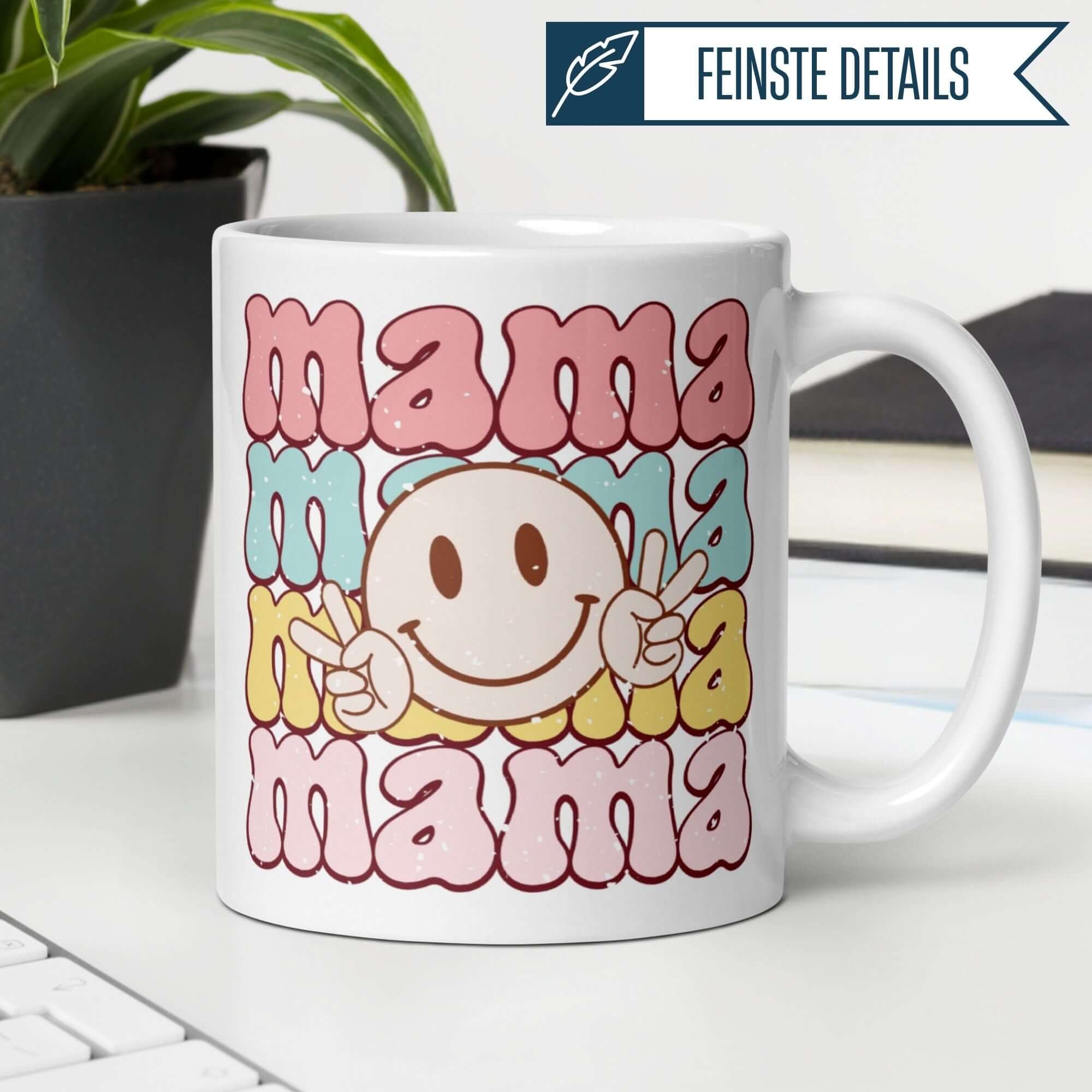 Momentals® Mama Tasse mit Retro-Schriftzug und Smiley, fröhliches Peace Zeichen und farbenfrohes Design.