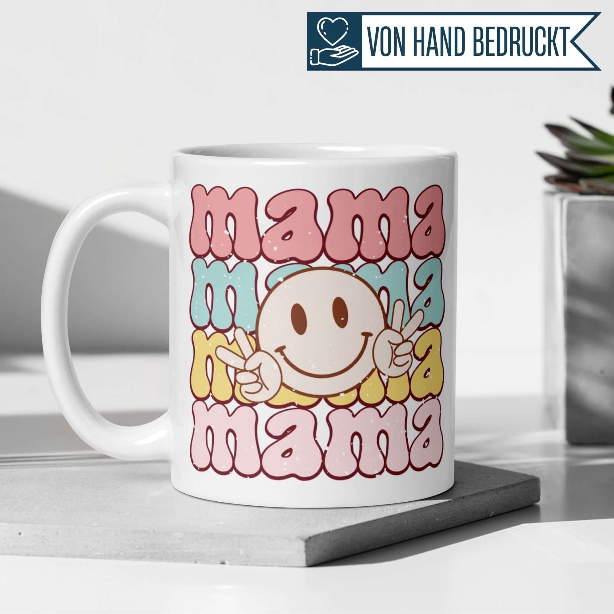 Momentals® Tasse Mama mit buntem Retro-Schriftzug und lächelndem Smiley, ideal für gute Laune.