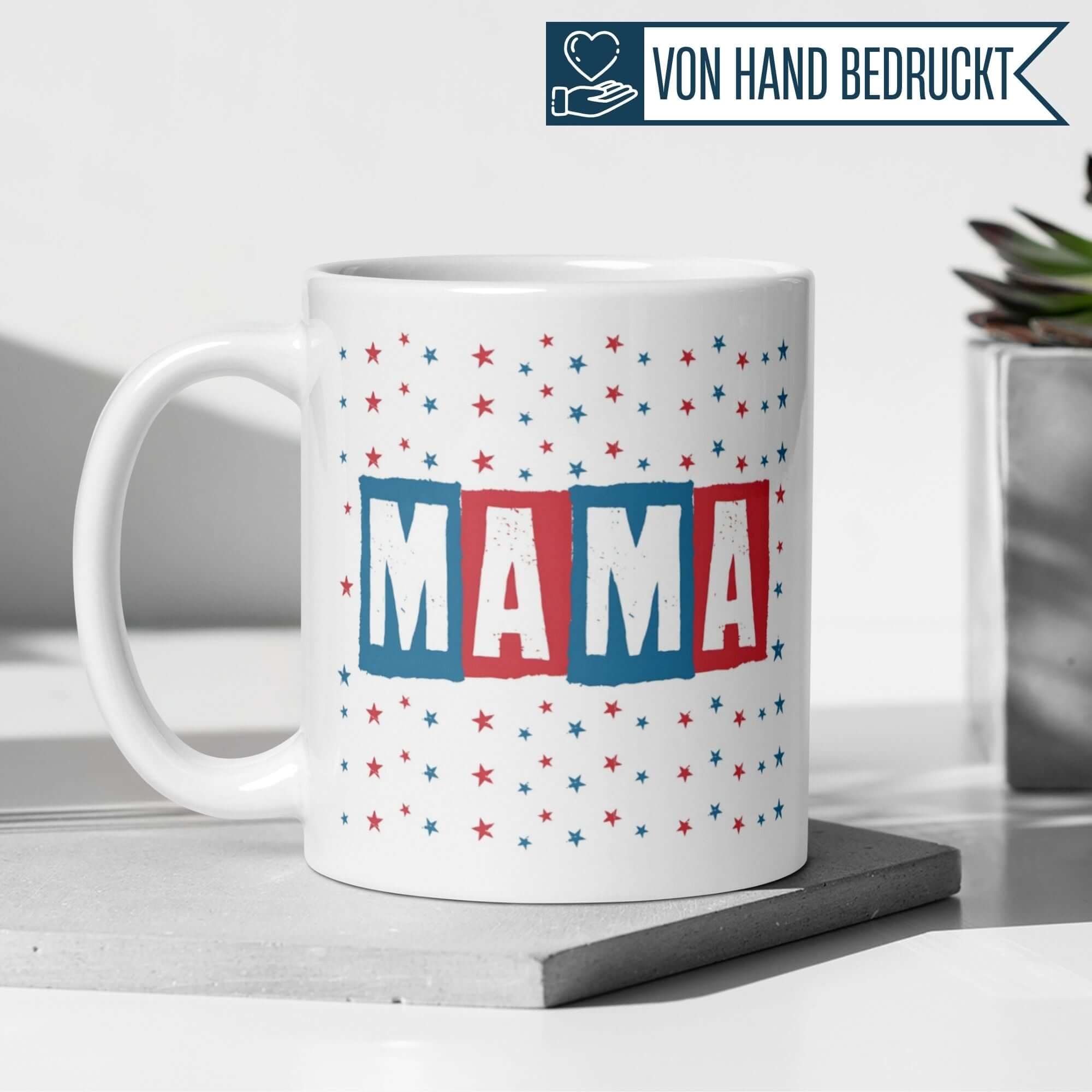 Momentals® Mama Tasse mit Retro-Design in Rot-Blau und Sternen für moderne Mütter.