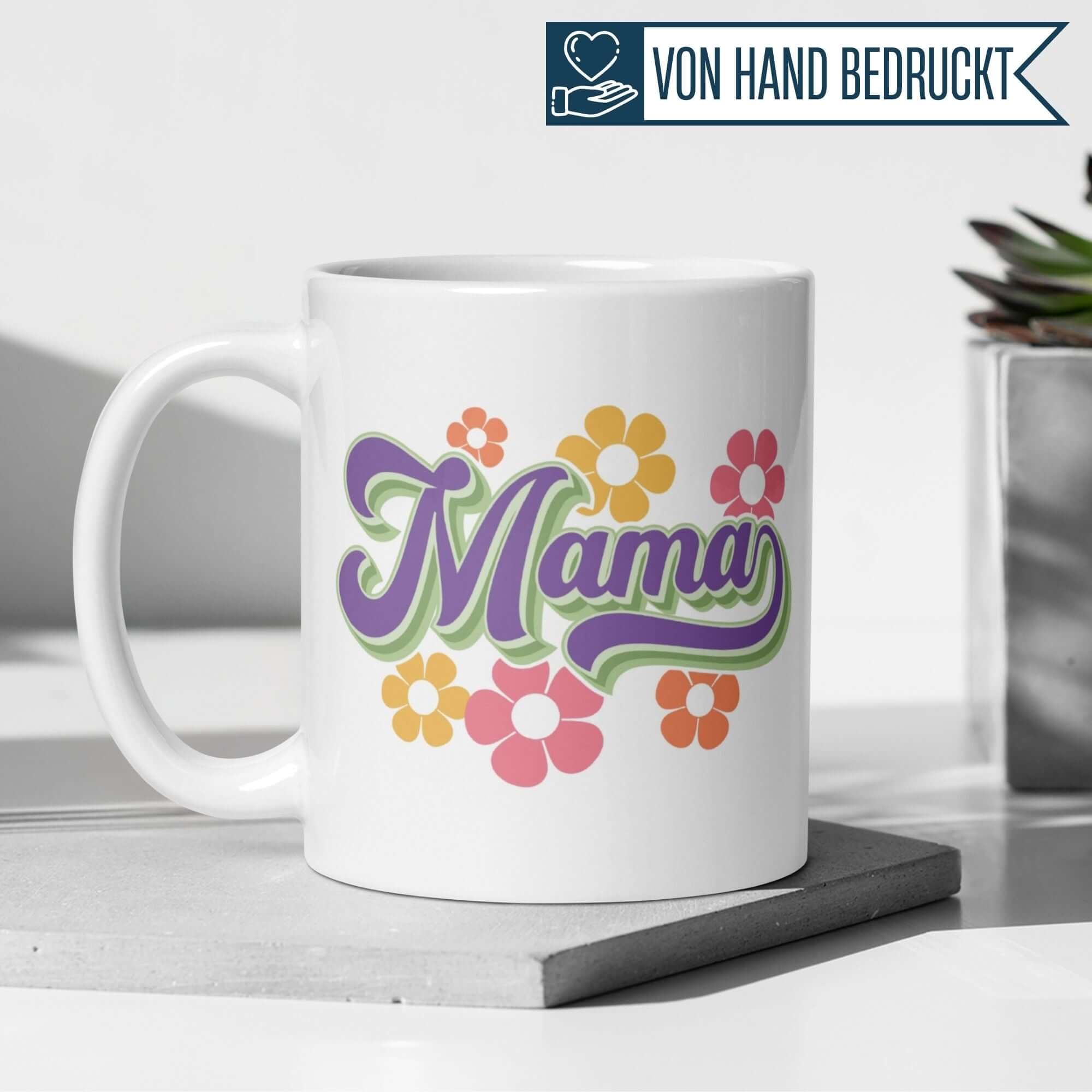 Momentals® Tasse Mama mit bunten Retroblumen in Lila, Gelb und Pink, für fröhliche Morgenmomente.