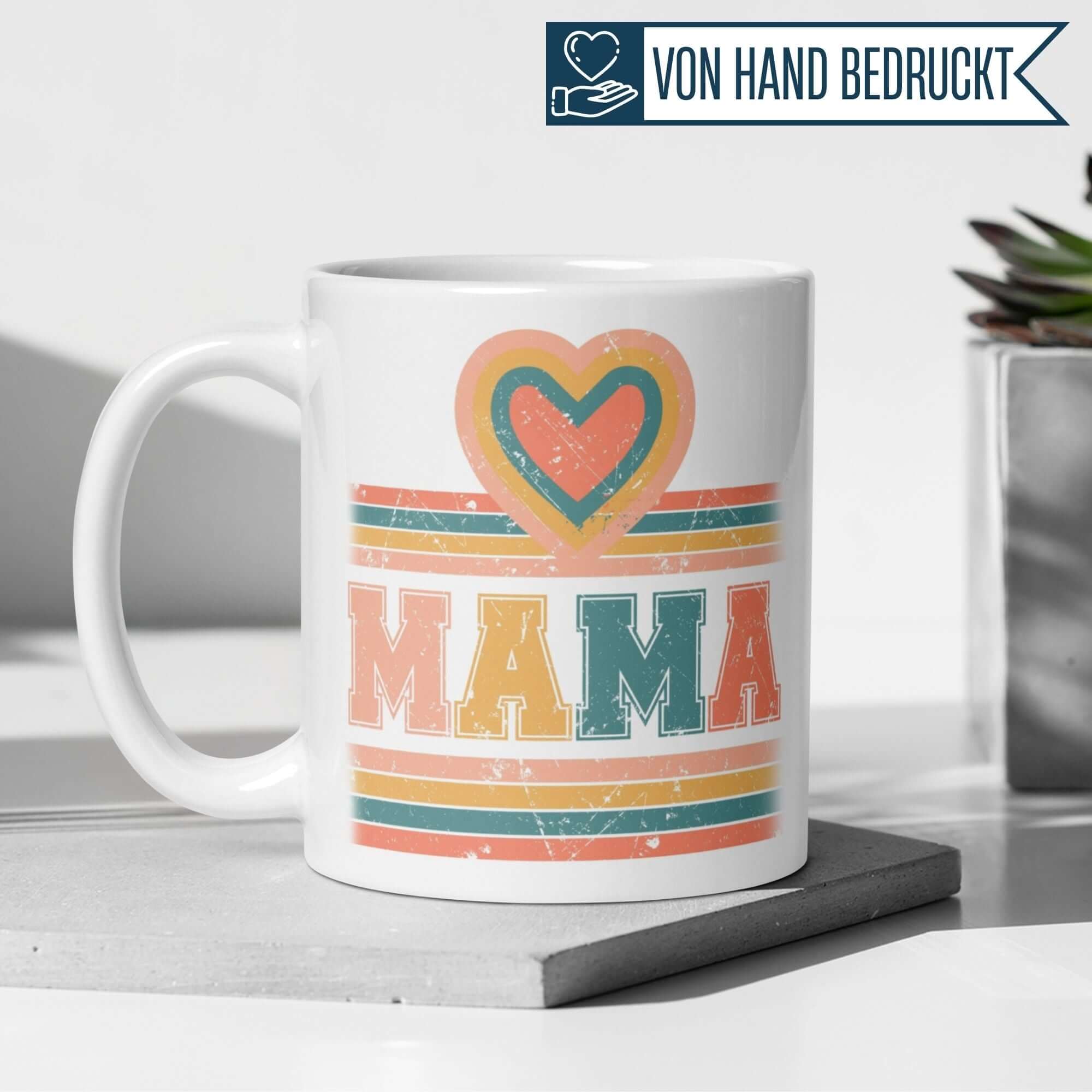 Bunte Retro-Tasse mit Herz und "MAMA" Schriftzug für fröhliche Frühstücksmomente.