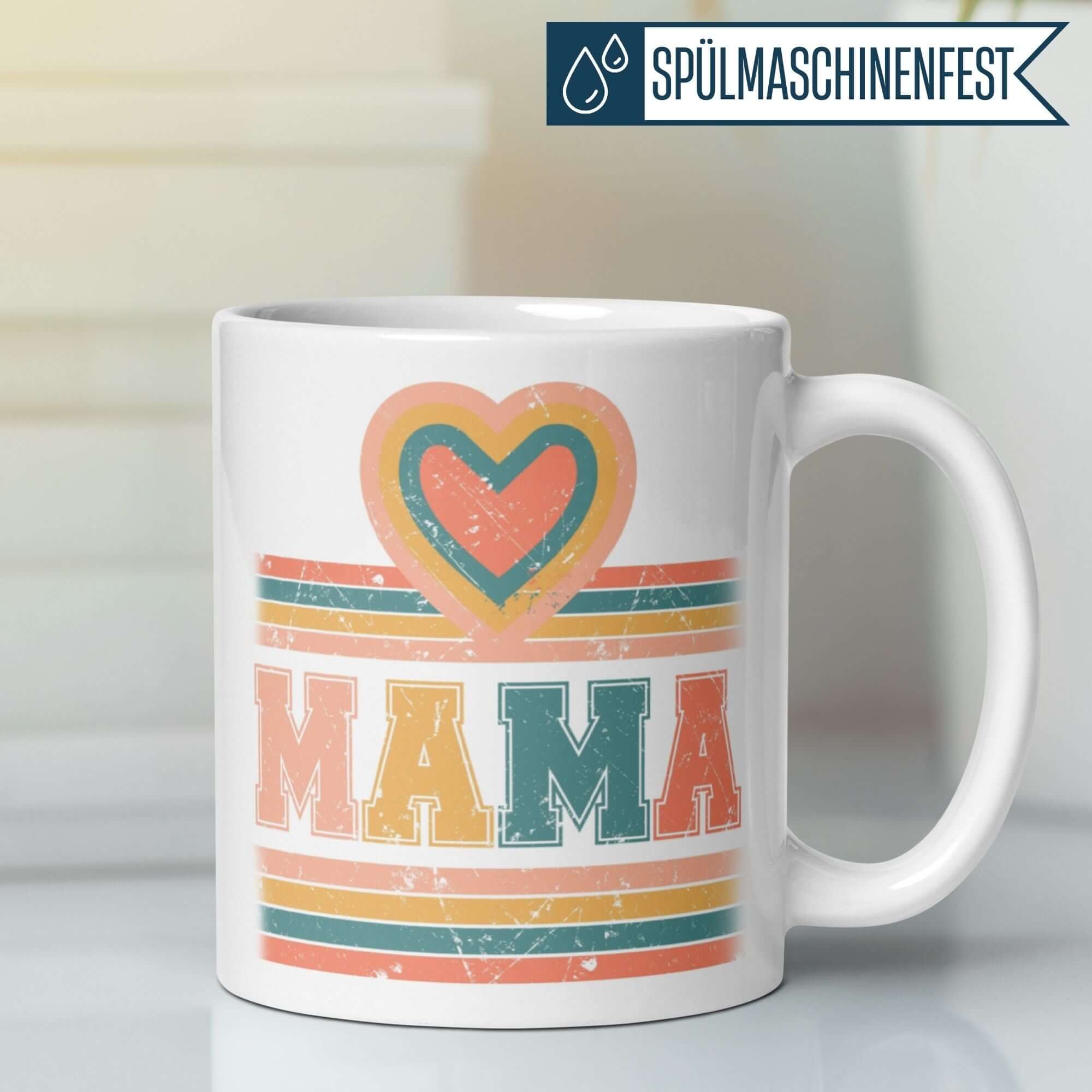 Bunte Tasse mit retro MAMA Design und Herz, ideal für Frühstückstisch oder Büro.