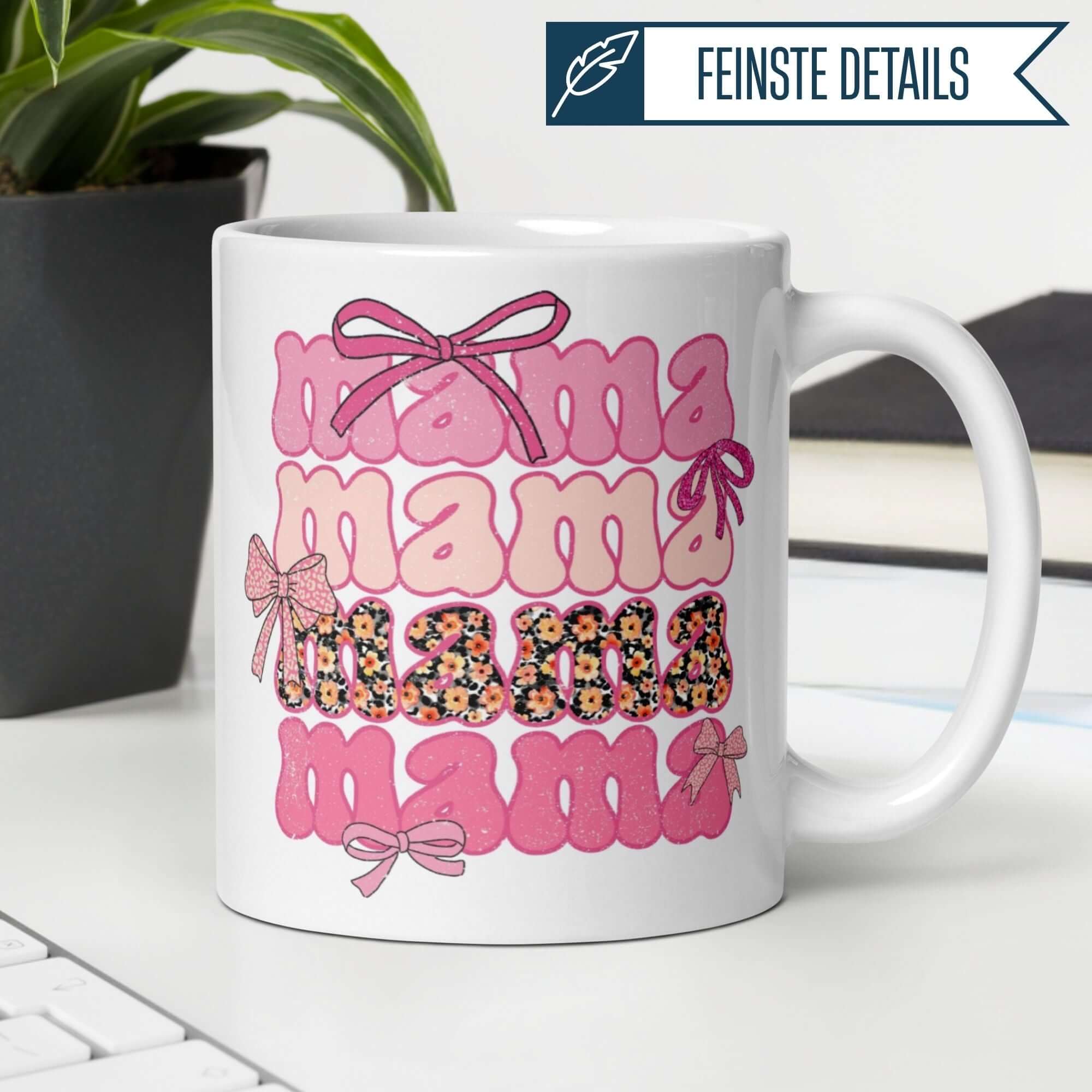 Momentals® Mama-Tasse mit bunten Schriftzügen und Schleifen im Retro-Stil, ideal als Geschenk.