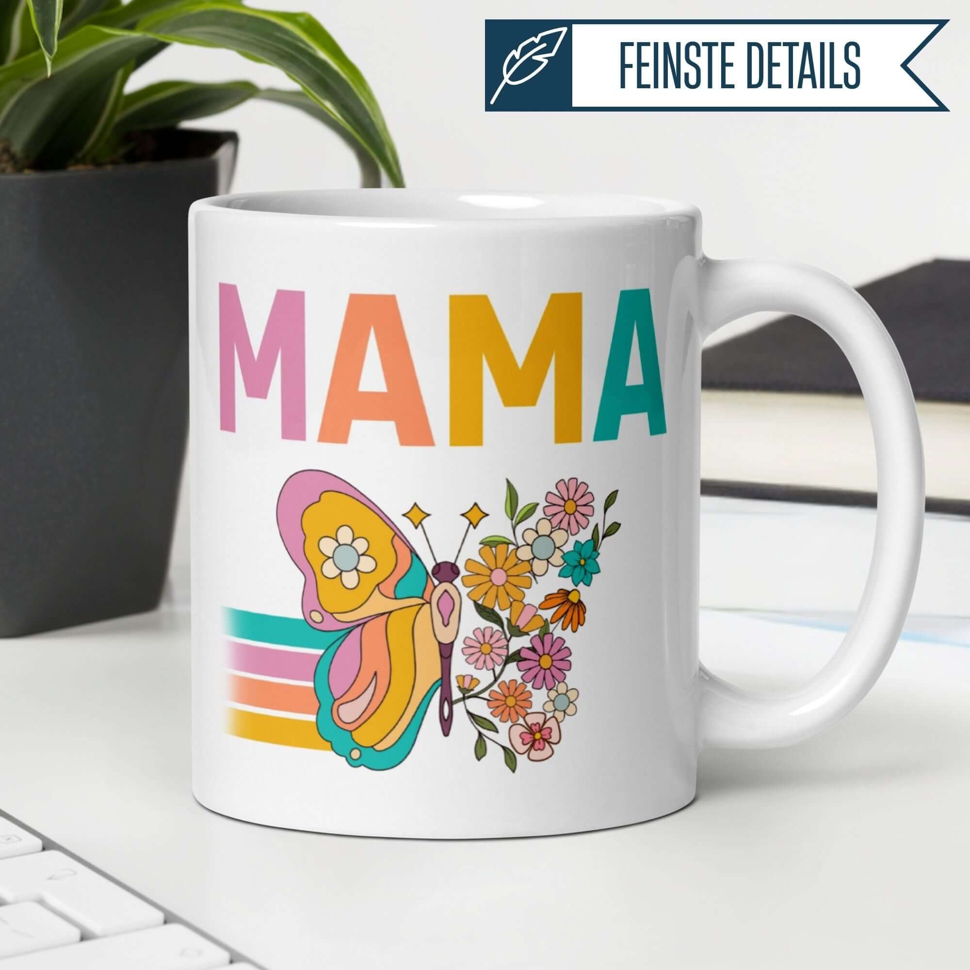 Bunte Momentals® Tasse mit Schmetterling und Blumen für Mama, ideal als Geschenk oder für den Kaffeetisch.
