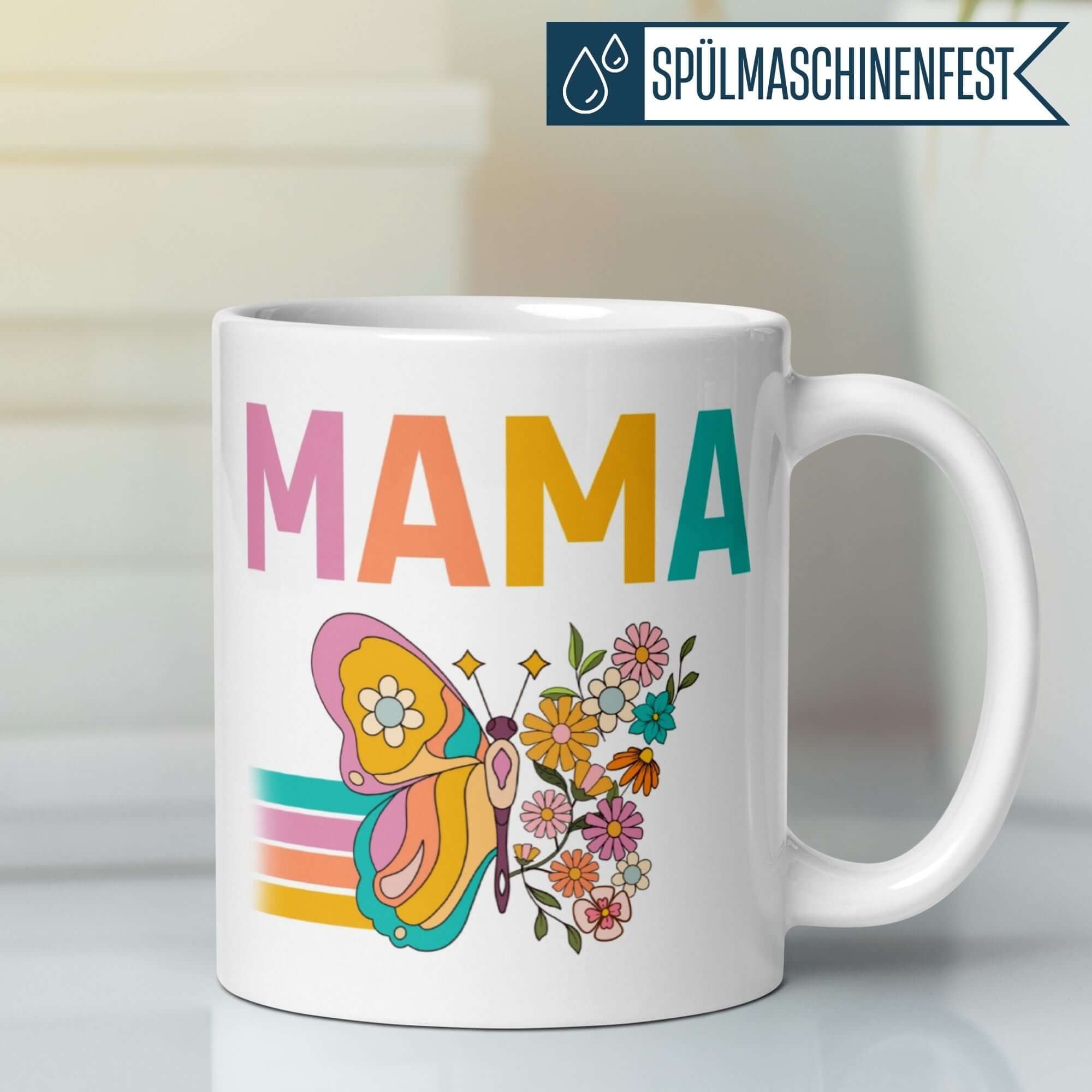 Bunte Momentals® Tasse mit Schmetterling, Blumen und dem Wort „Mama“ in fröhlichen Farben.