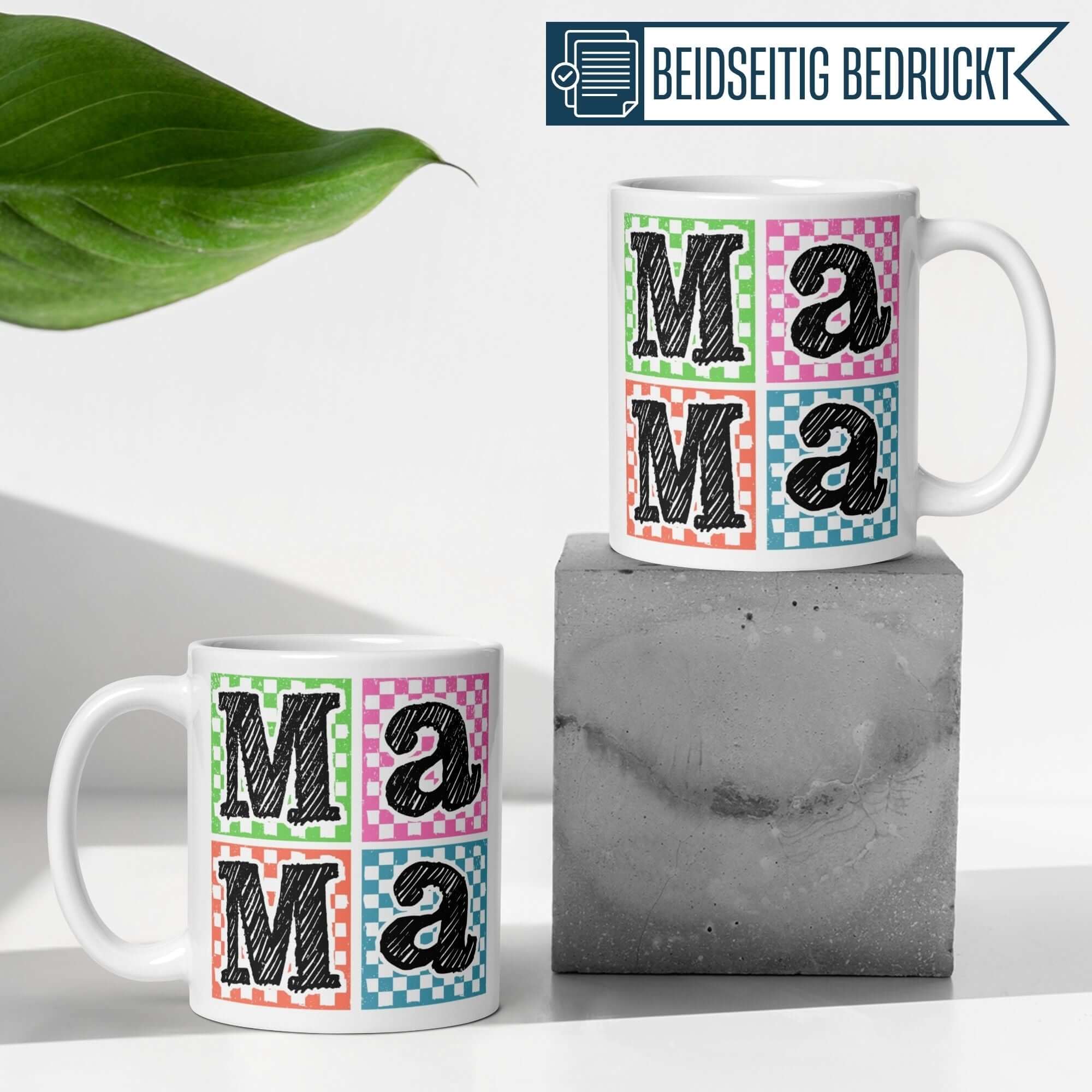 Momentals® Tasse "Mama" mit bunten Karomustern in Grün, Pink, Orange und Blau, beidseitig bedruckt.