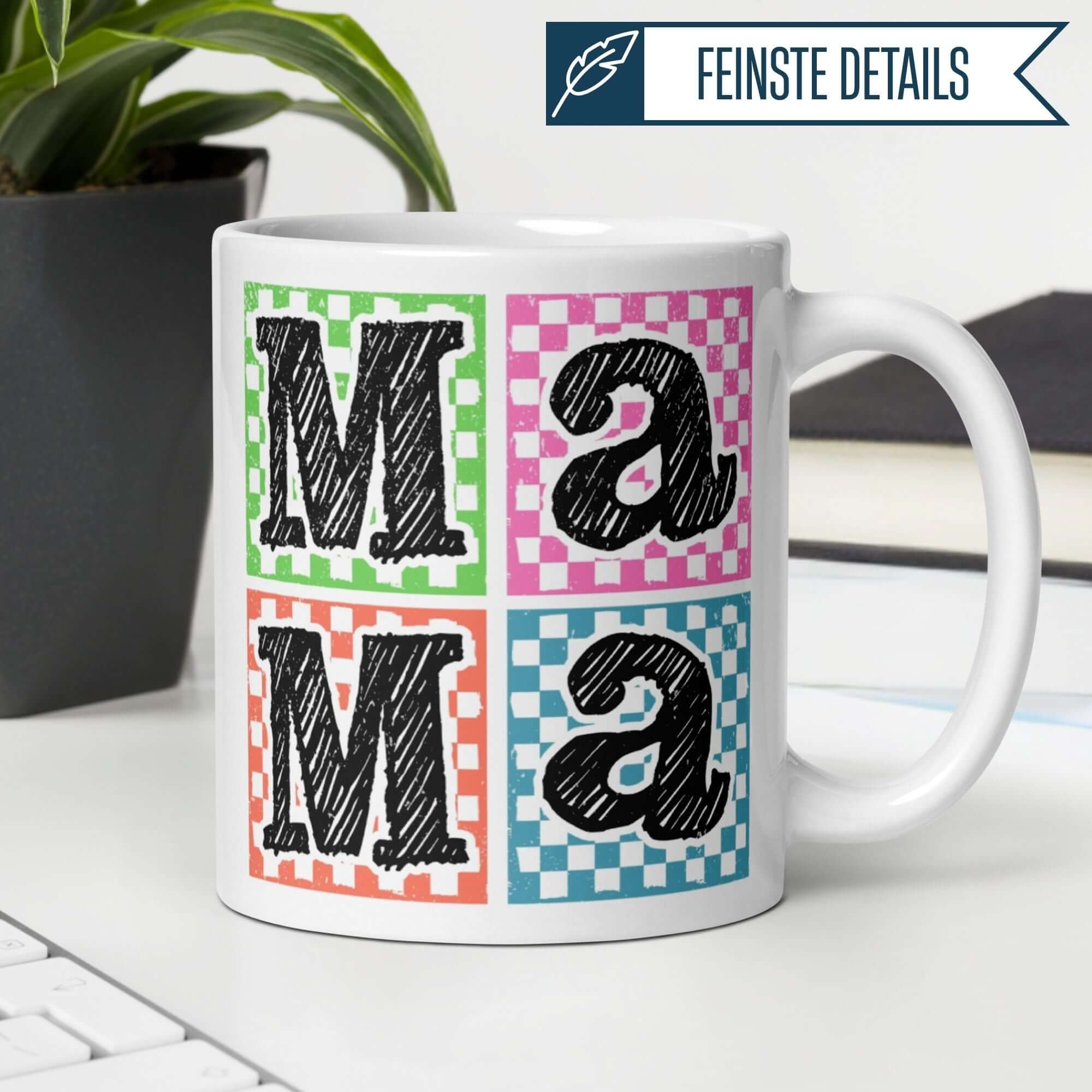 Bunte Momentals® Tasse Mama mit schraffierten Buchstaben in Karomuster: Grün, Pink, Orange und Blau.