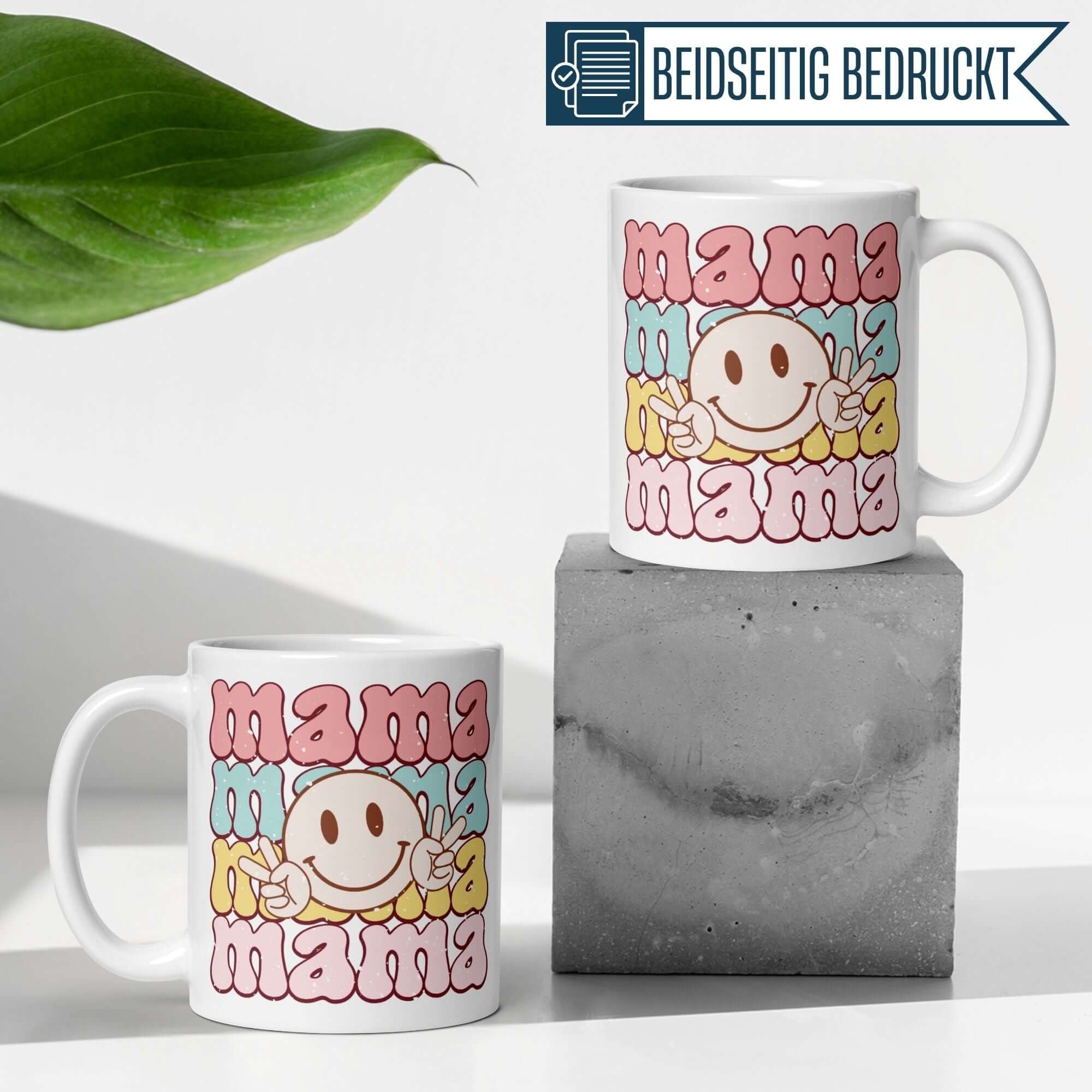 Momentals® Tasse Mama mit Smiley und Peace Zeichen im Retro Look auf einem Steinsockel.