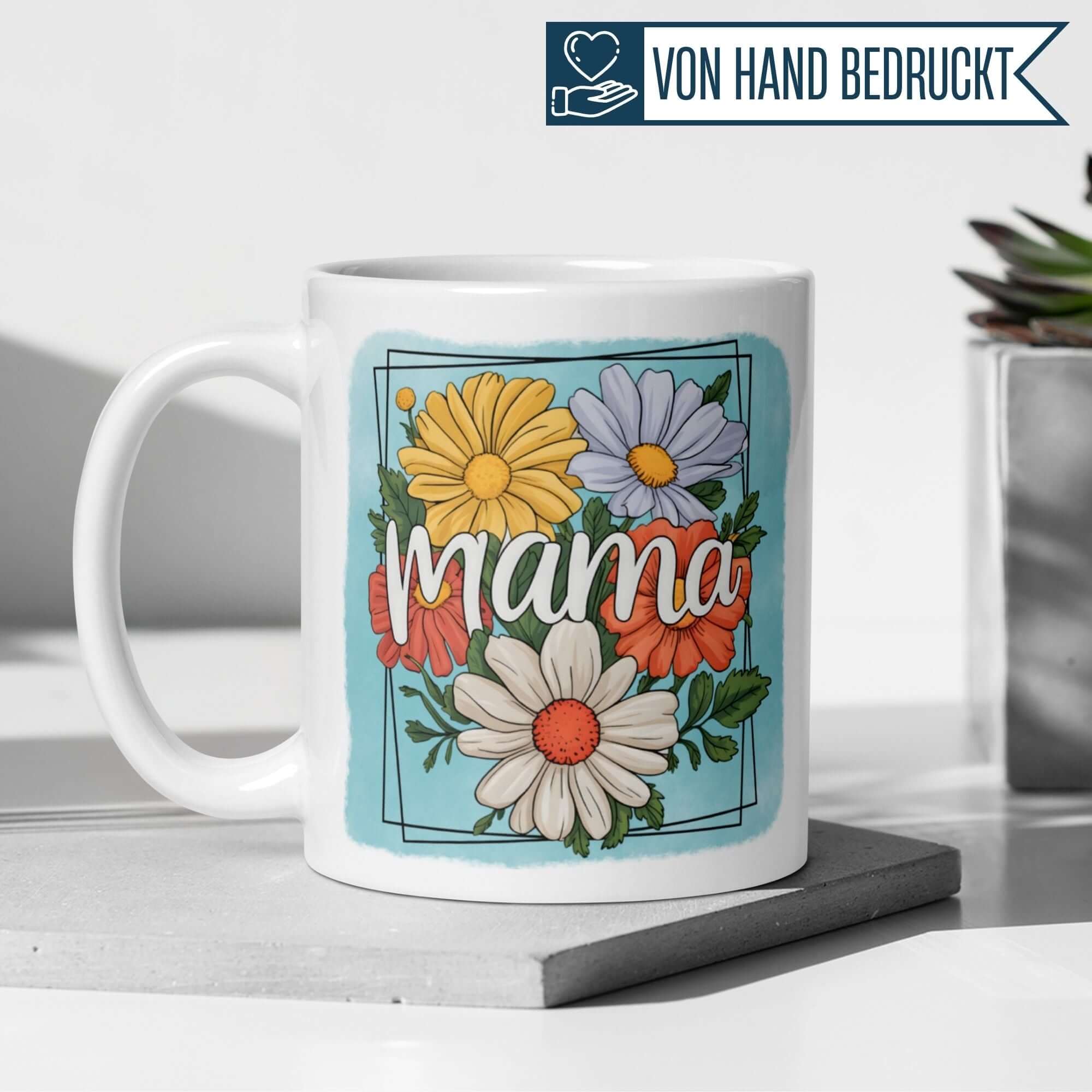Fröhliche Mama-Tasse mit bunten Sommerblumen und Handlettering-Schriftzug, perfektes Geschenk für Mütter.