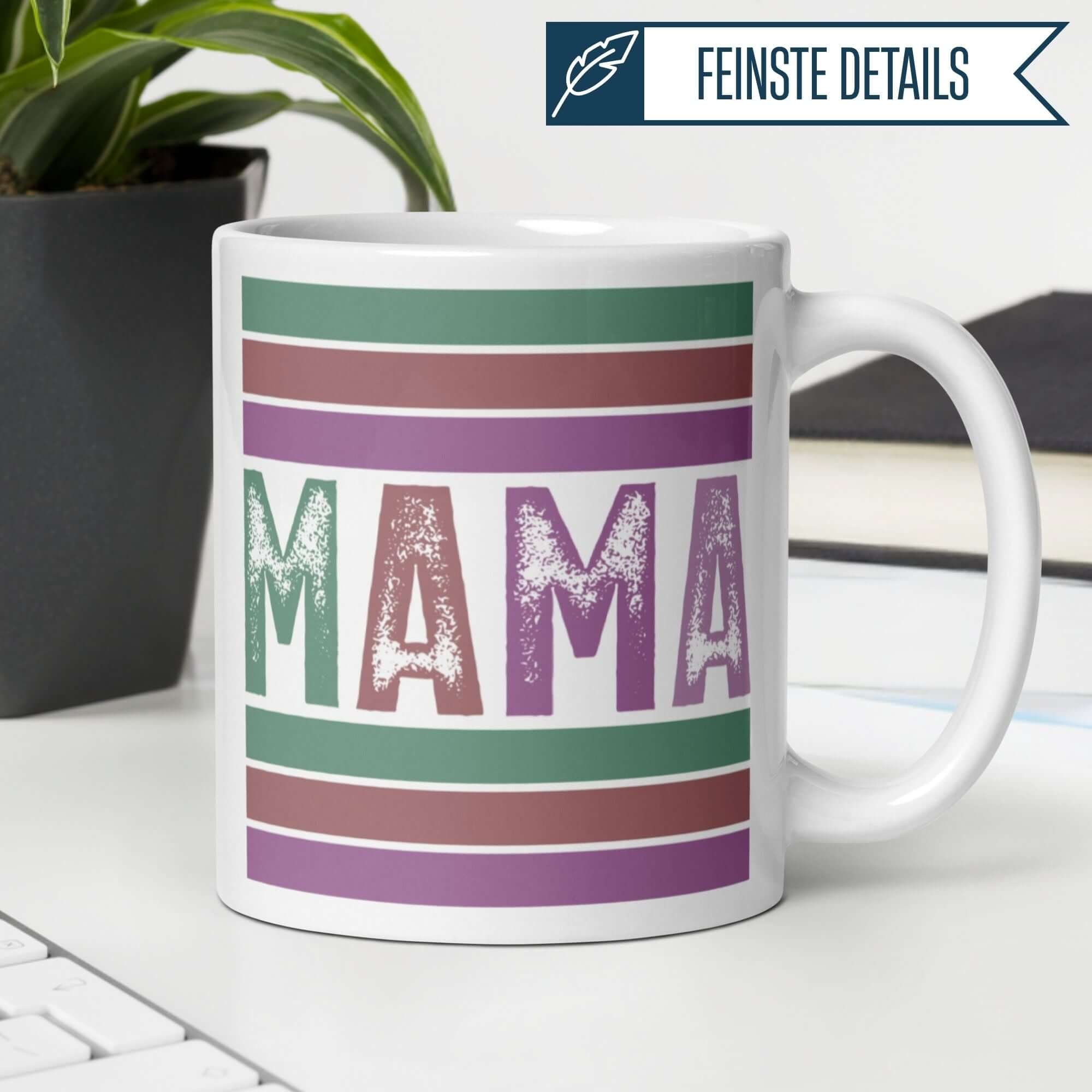 Momentals® Tasse Mama mit Streifen und Retroschrift im Used-Look, ideal als Geschenk für Designliebhaber.