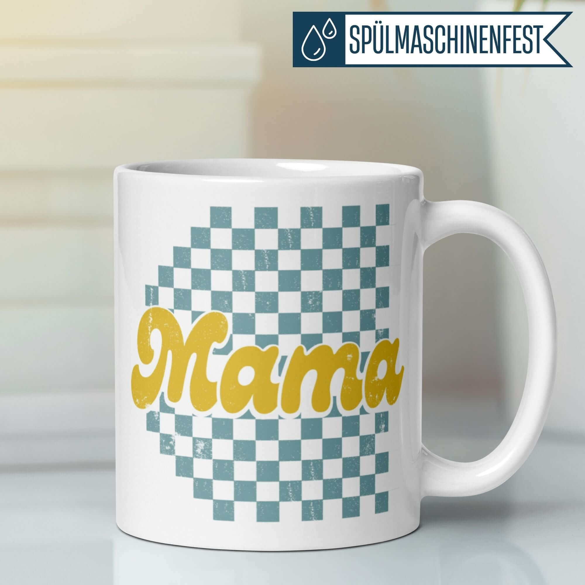 Momentals Tasse mit retro Schriftzug 'Mama' in vintage-gelb auf Checkerboard-Hintergrund.