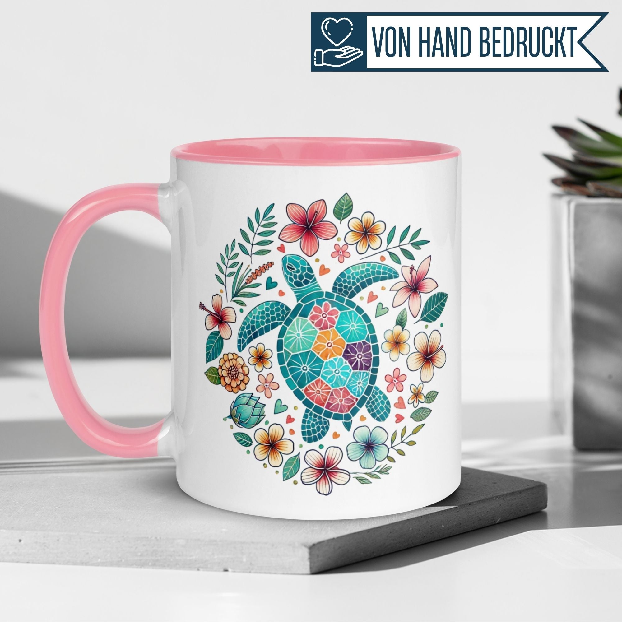 Bunte Tasse mit Aquarell Meeresschildkröte und floralen Motiven, ideal für tropisches Flair am Schreibtisch.