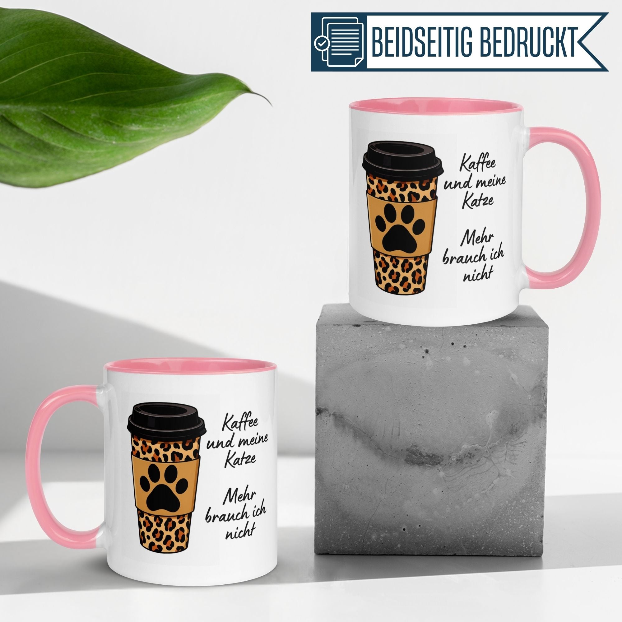 Momentals Tasse mit Katzenmotiv und Spruch "Kaffee und meine Katze – Mehr brauch ich nicht" auf farbigen Bechern.
