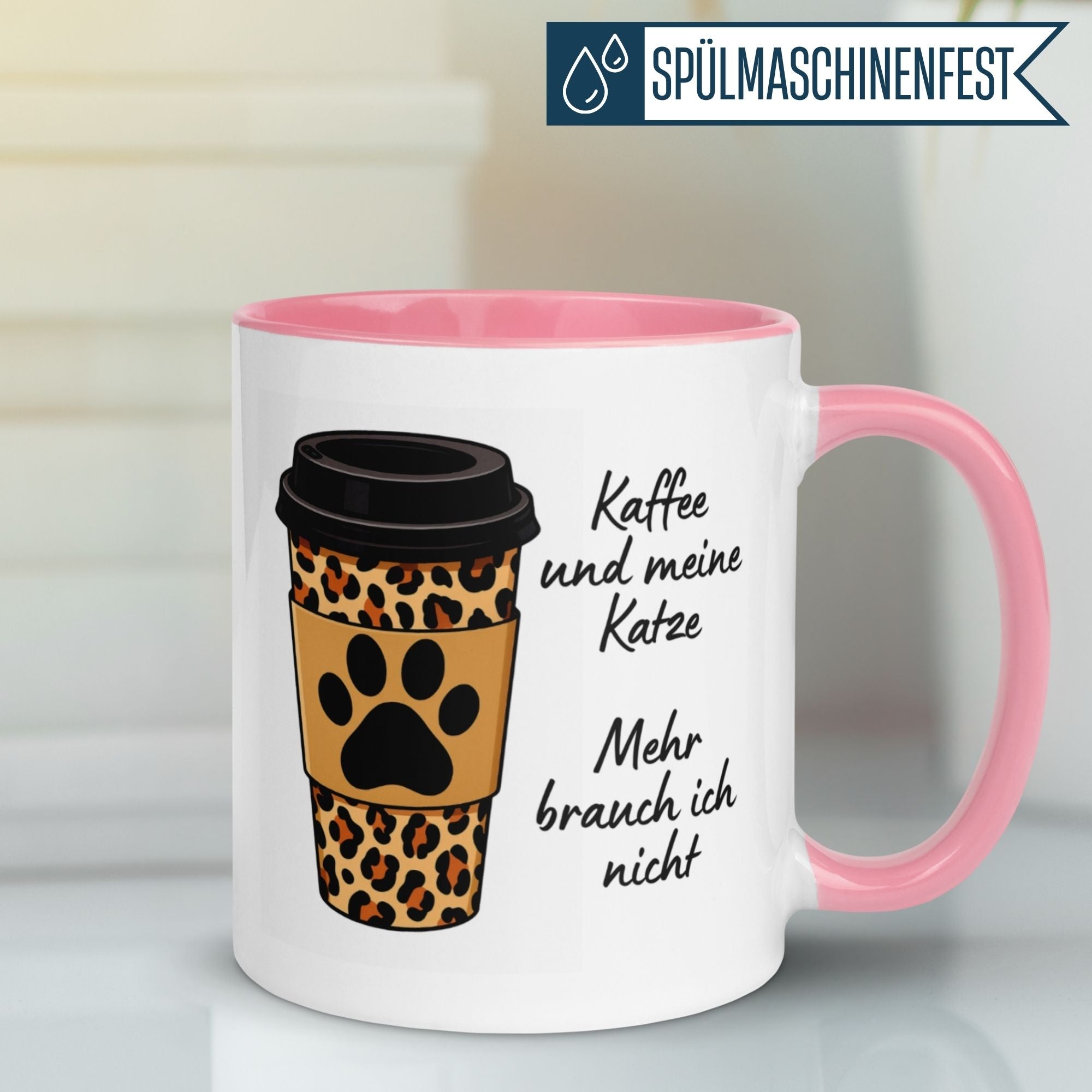 Momentals® Tasse mit Katzenmotiv und Spruch: "Kaffee und meine Katze – Mehr brauch ich nicht" im Leo-Look.