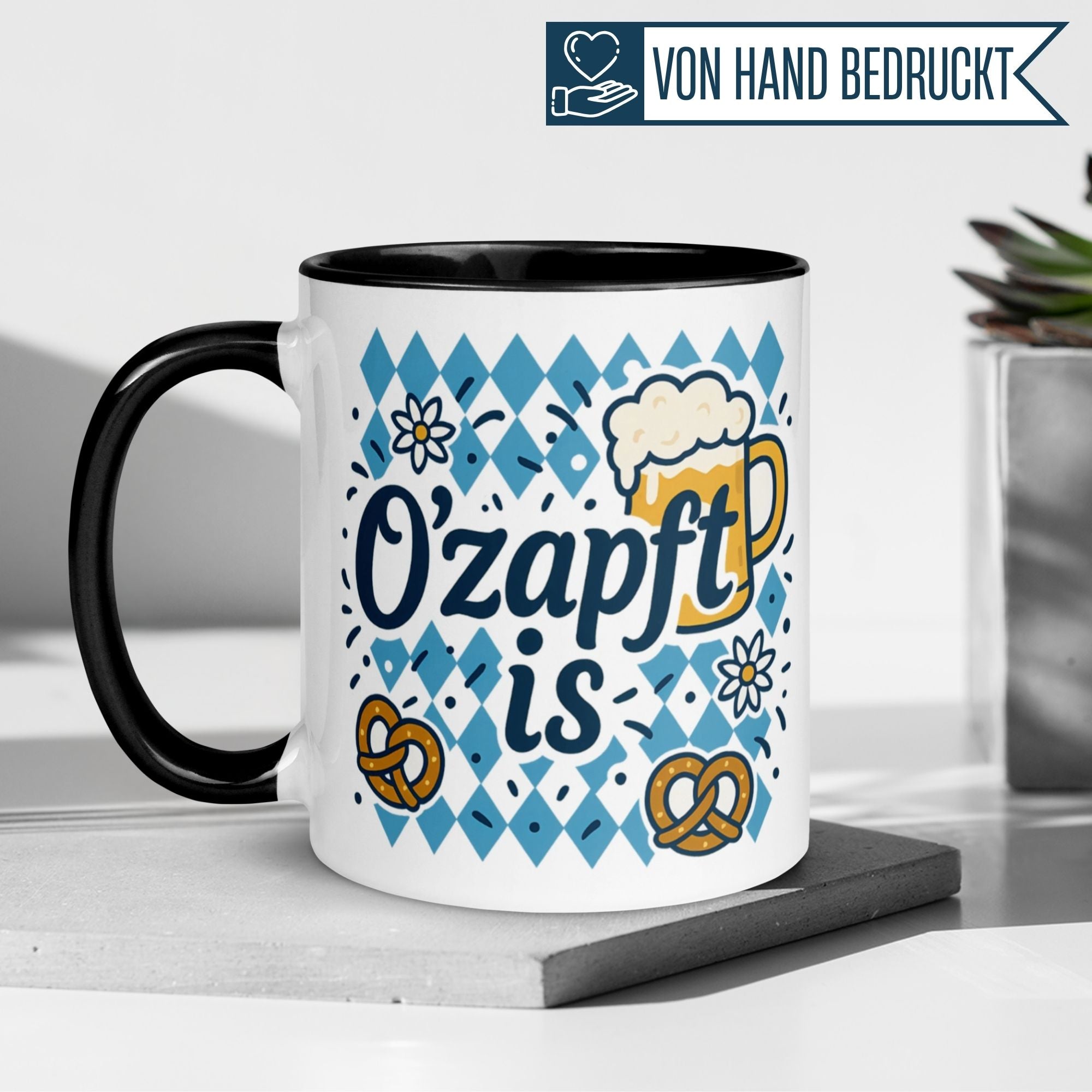 Momentals® Tasse mit O’zapft is Spruch, Brezen und bayerischem Design, perfekt für Festkultur-Fans.