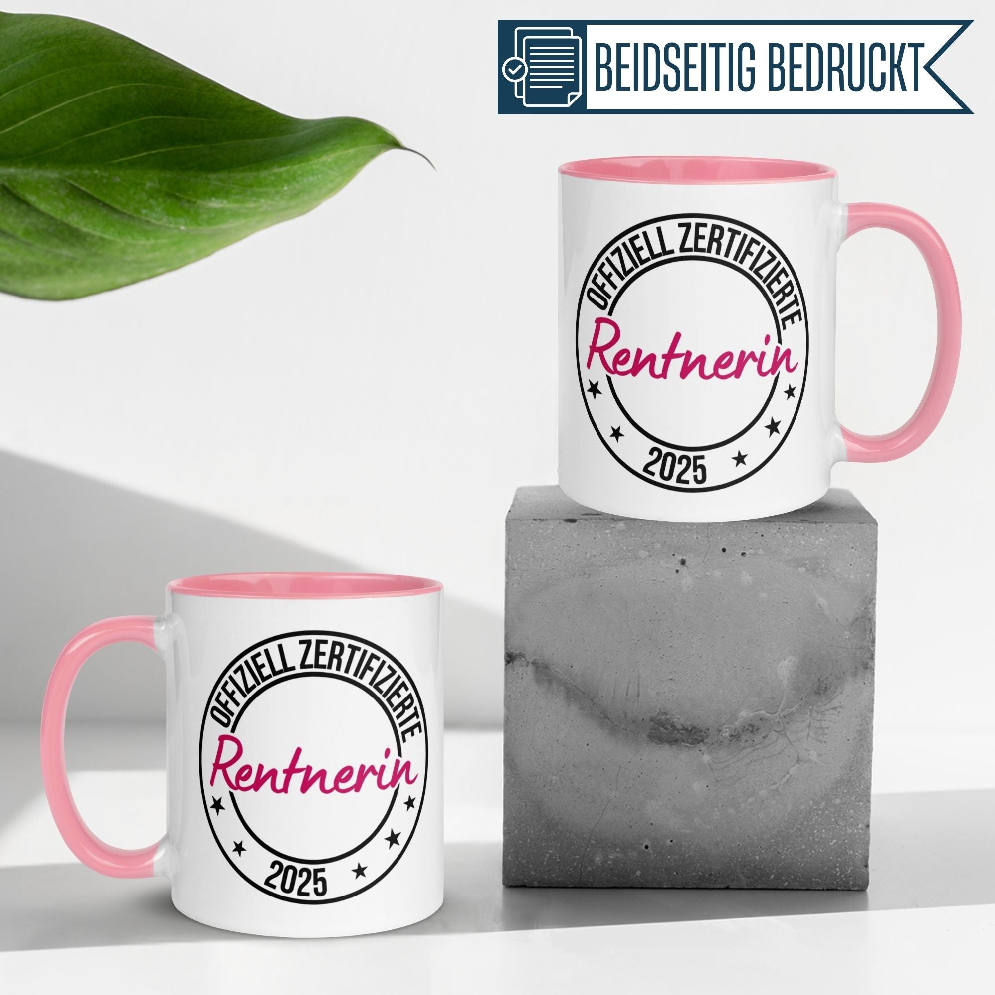 Momentals® Tasse für Rentnerin 2025 mit pinkem Rand und typografischem Design, ideal zum Renteneintritt.