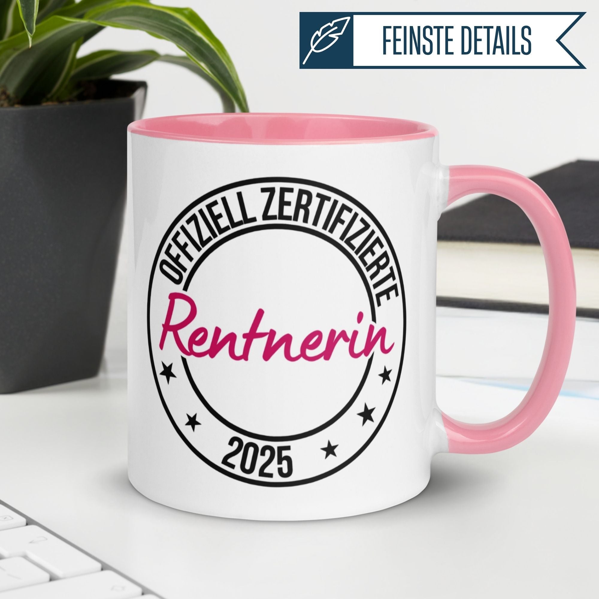 Momentals Tasse für Rentnerin 2025 mit pinkem Griff und fröhlichem Stempel-Design, perfektes Geschenk zum Renteneintritt.