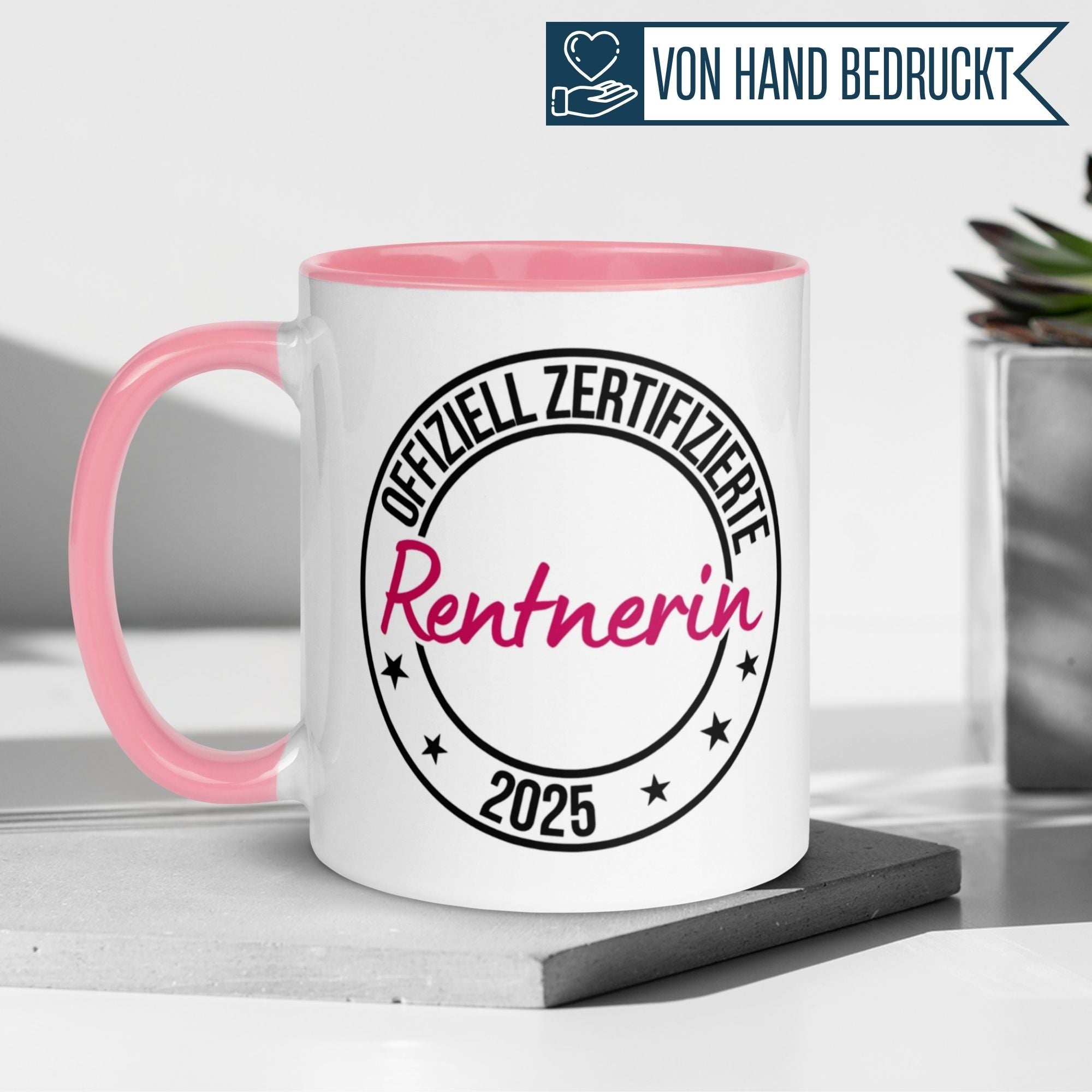 Momentals Tasse für Rentnerin 2025, pinke Akzentfarbe, typografisches Design, perfektes Geschenk zum Renteneintritt.