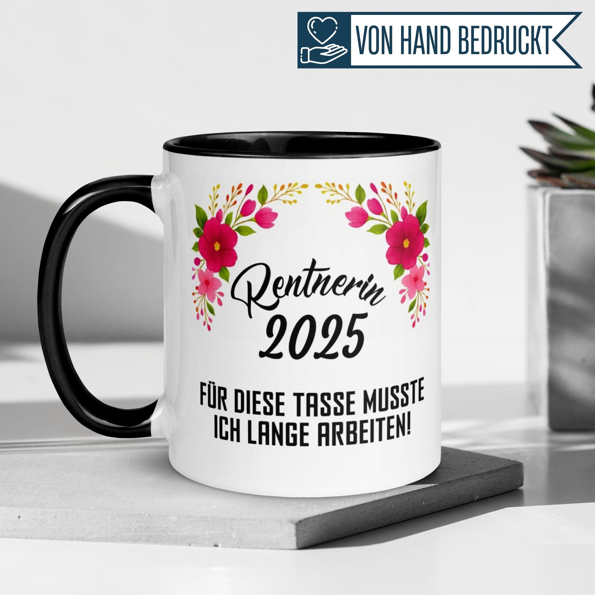 Momentals Tasse für Rentnerin 2025 mit blumigem Motiv und humorvollem Spruch zum Renteneintritt.