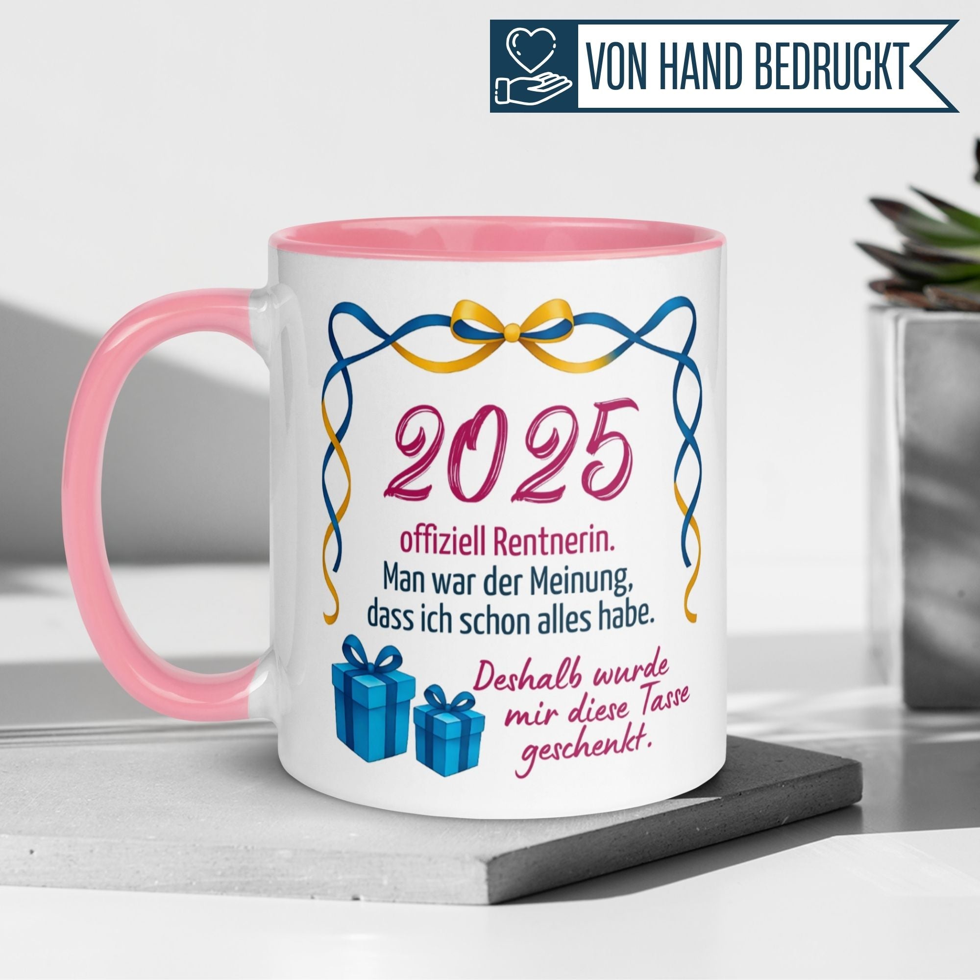 Momentals Tasse für Rentnerin, mit bunten Geschenken und Spruch zum Renteneintritt 2025.