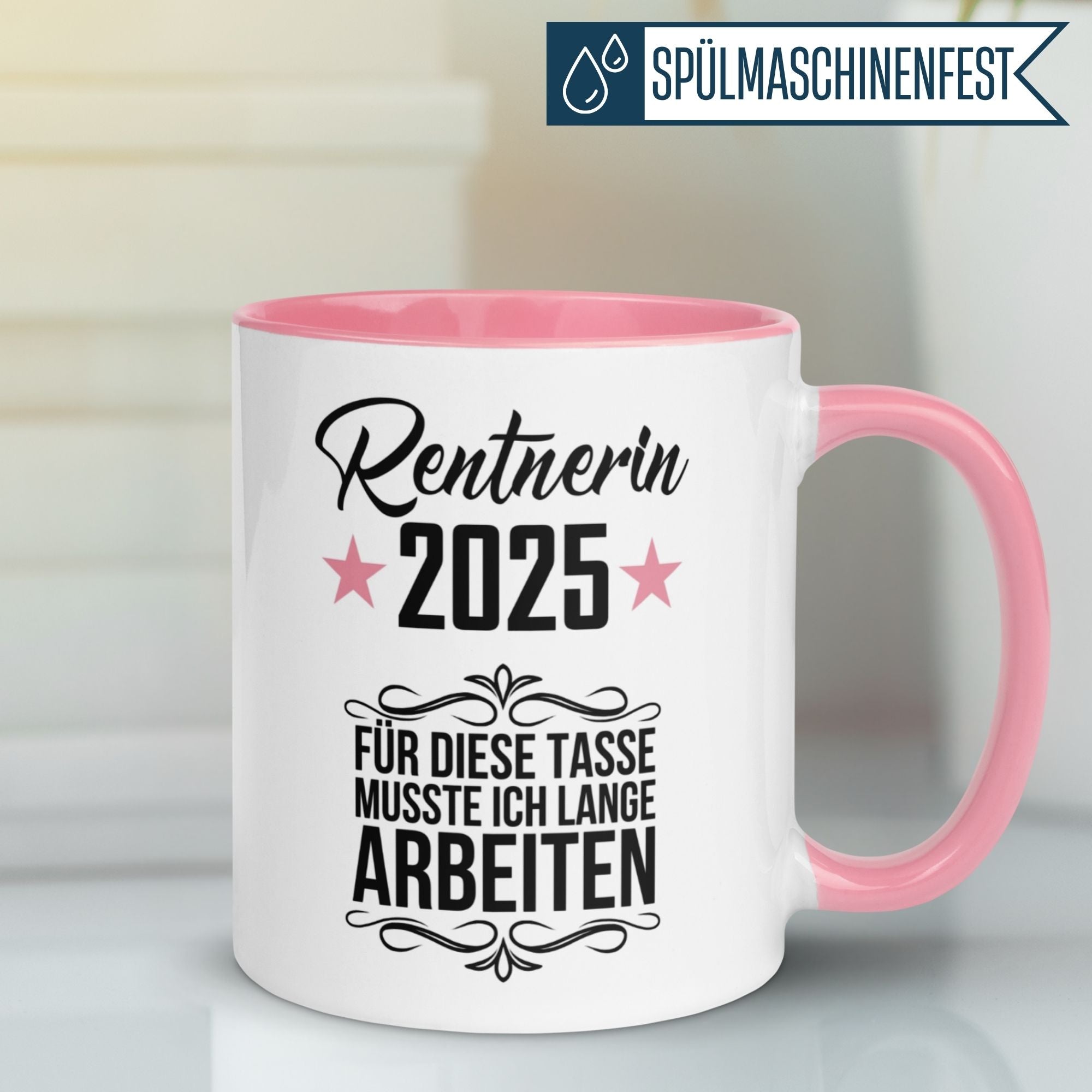 Momentals Tasse für Rentnerin 2025 mit pinkem Rand und humorvollem Spruch über den Renteneintritt.