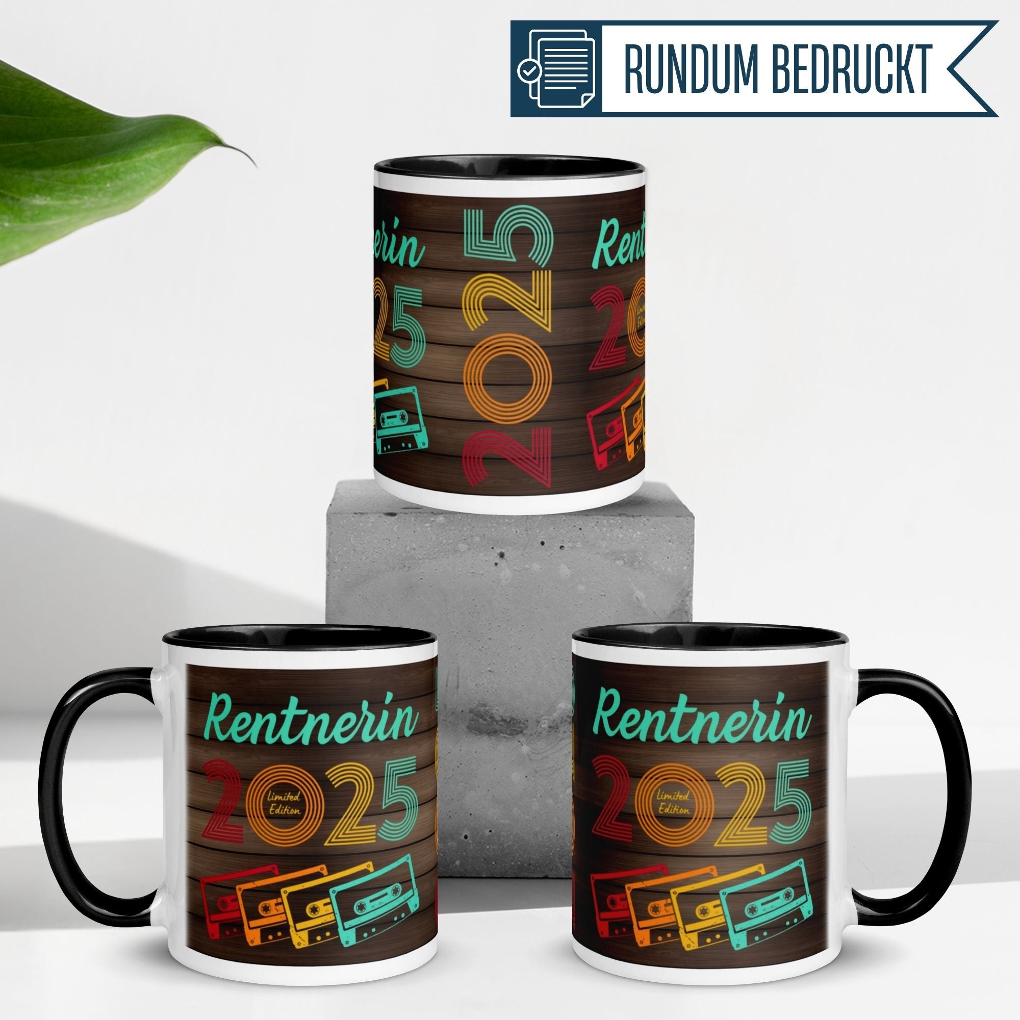 Momentals Tasse Rentnerin 2025 mit bunten Retro-Kassetten - ideales Geschenk zum Renteneintritt.