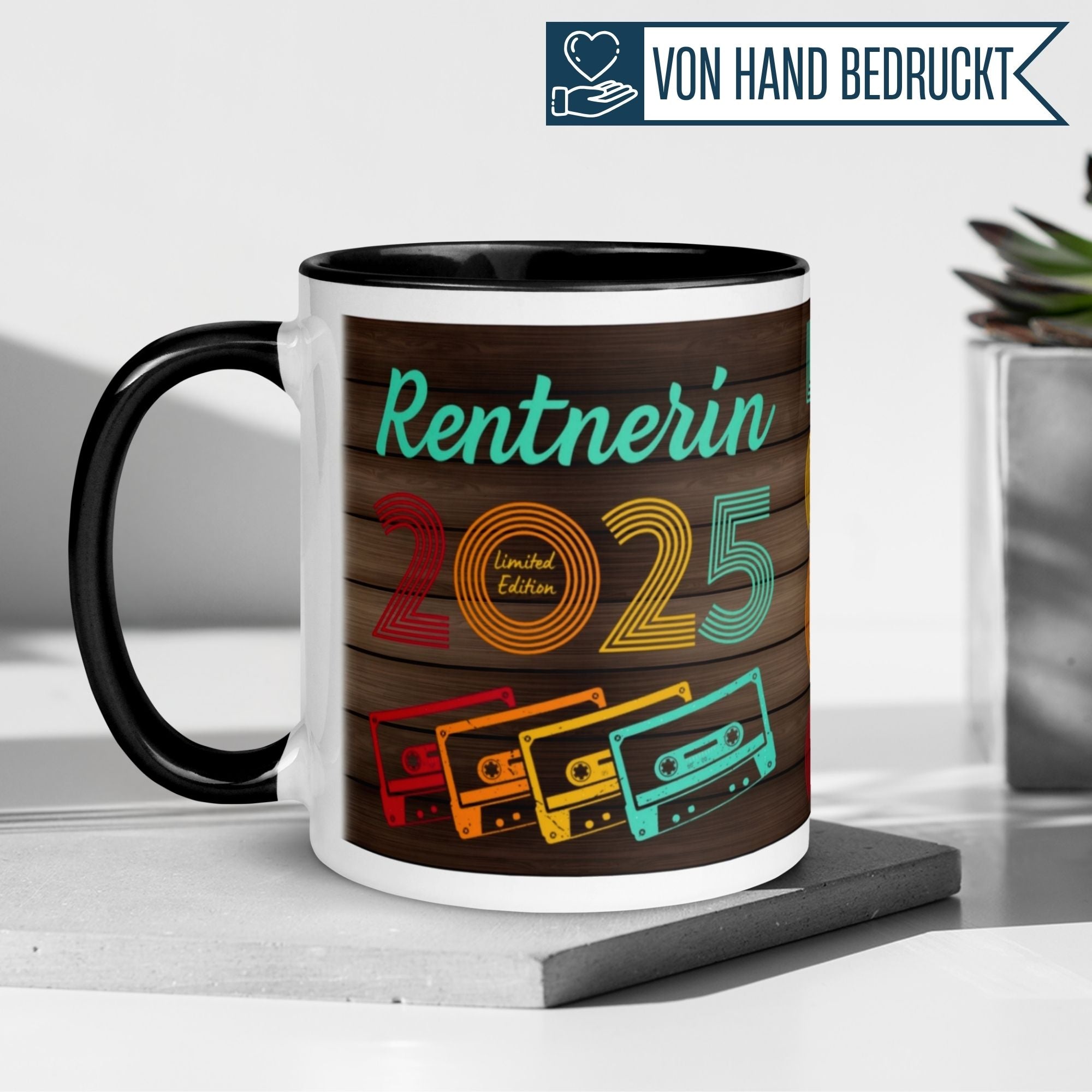 Momentals Tasse "Rentnerin 2025 – Limited Edition" mit bunten Retro-Kassetten als Geschenk zum Renteneintritt.