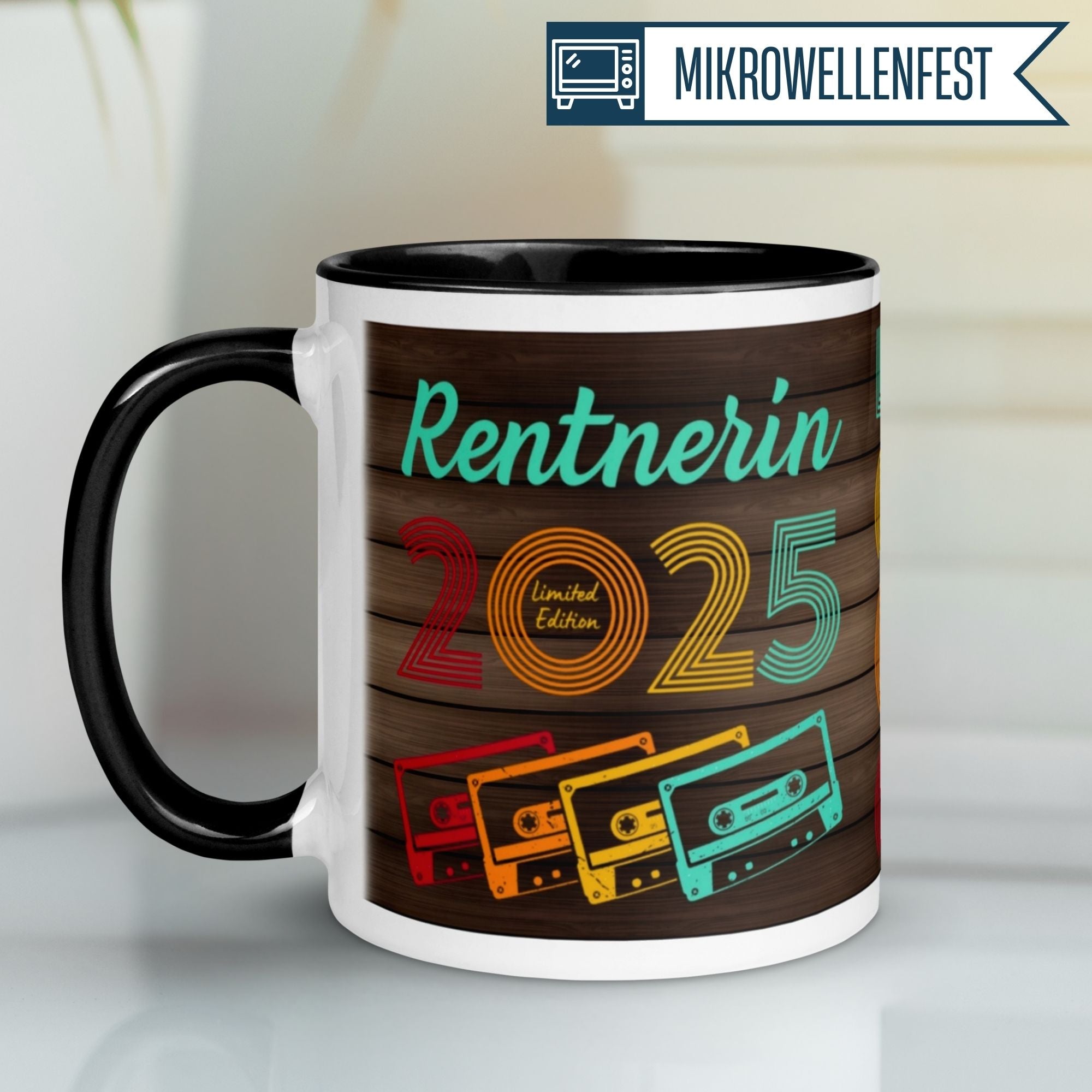 Momentals Tasse mit bunten Retro-Kassetten, Rentnerin 2025 - Limited Edition, ideales Geschenk zum Renteneintritt.