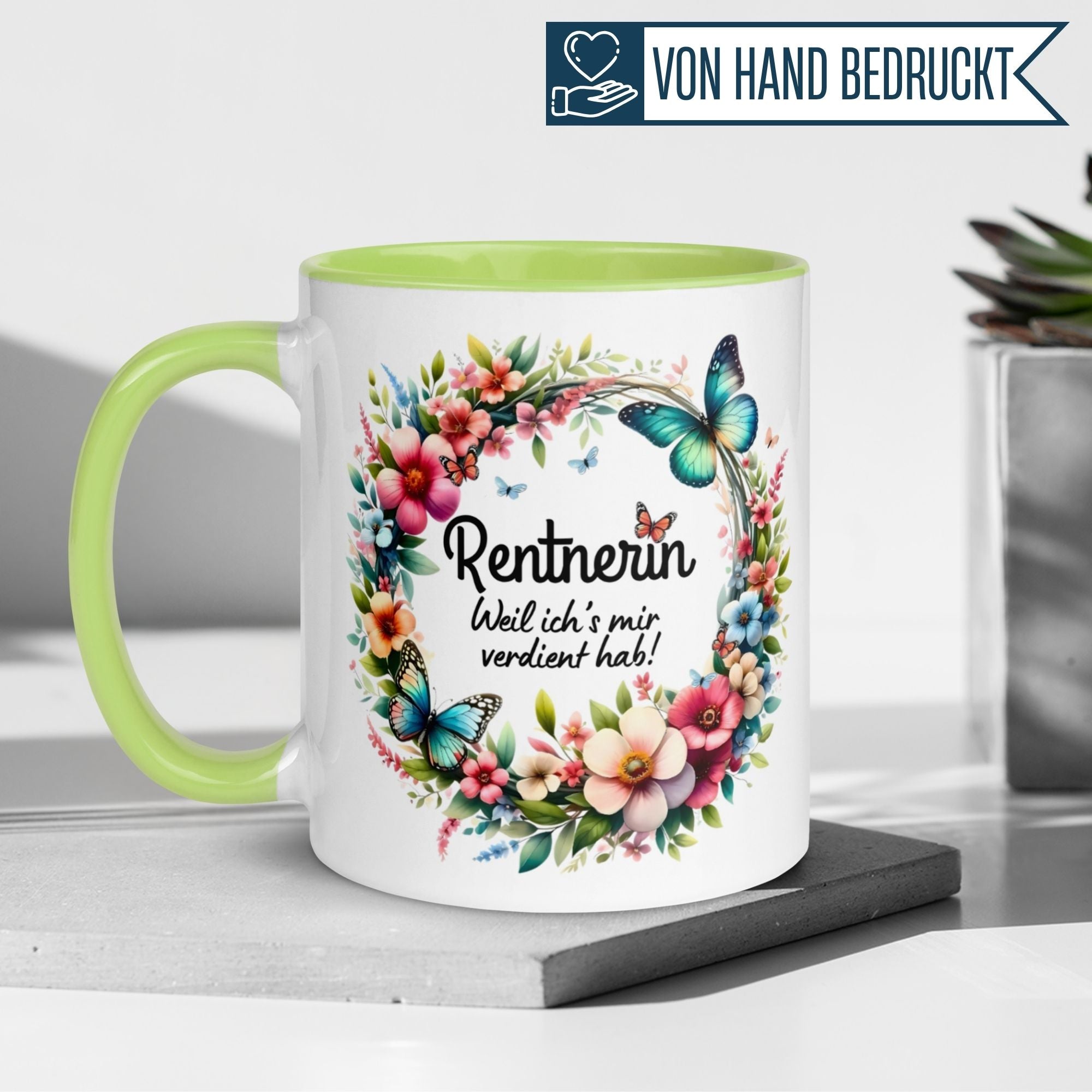 Momentals Tasse für Rentnerinnen mit blumigem Kranz und Spruch "Weil ich's mir verdient hab!"