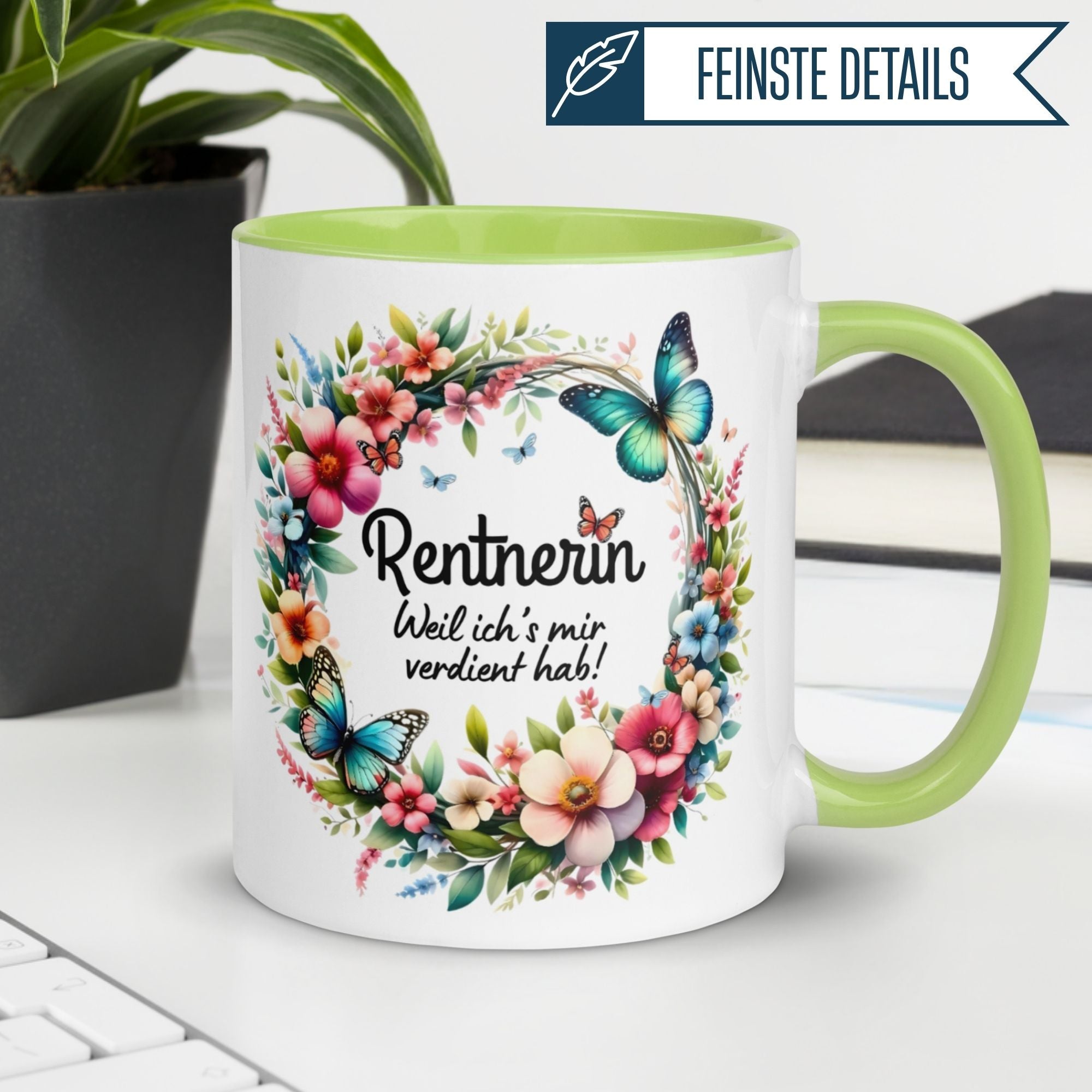 Momentals Tasse Rentnerin mit blumigem Kranz und Schmetterlingen – ideales Geschenk zum Renteneintritt.