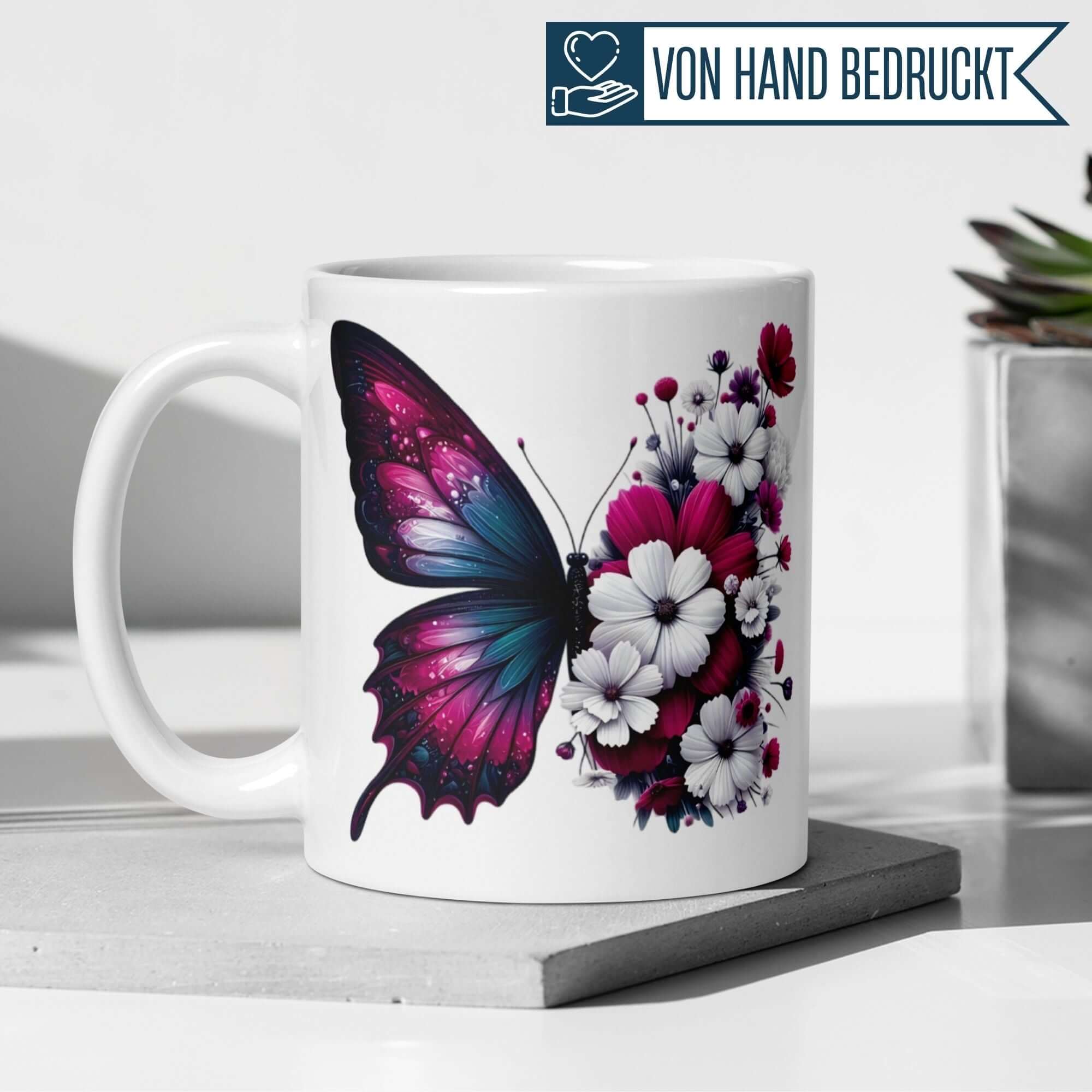 Momentals® Tasse mit Schmetterlings- und Blumenmuster in Fuchsia und Weiß, elegant und farbenfroh.
