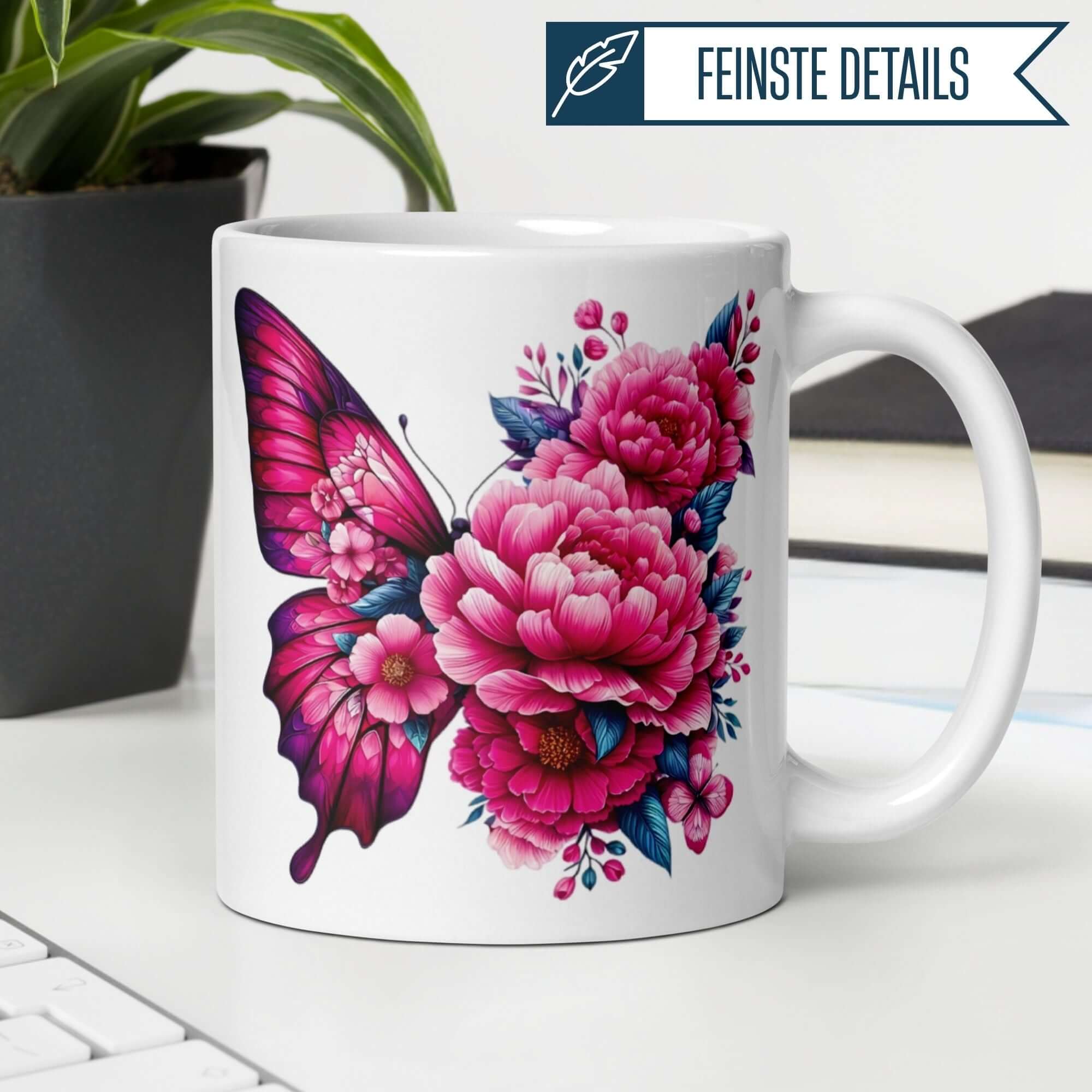 Momentals® Tasse mit Schmetterling und blühenden Pflanzen in Pink und Blau auf weißem Hintergrund.