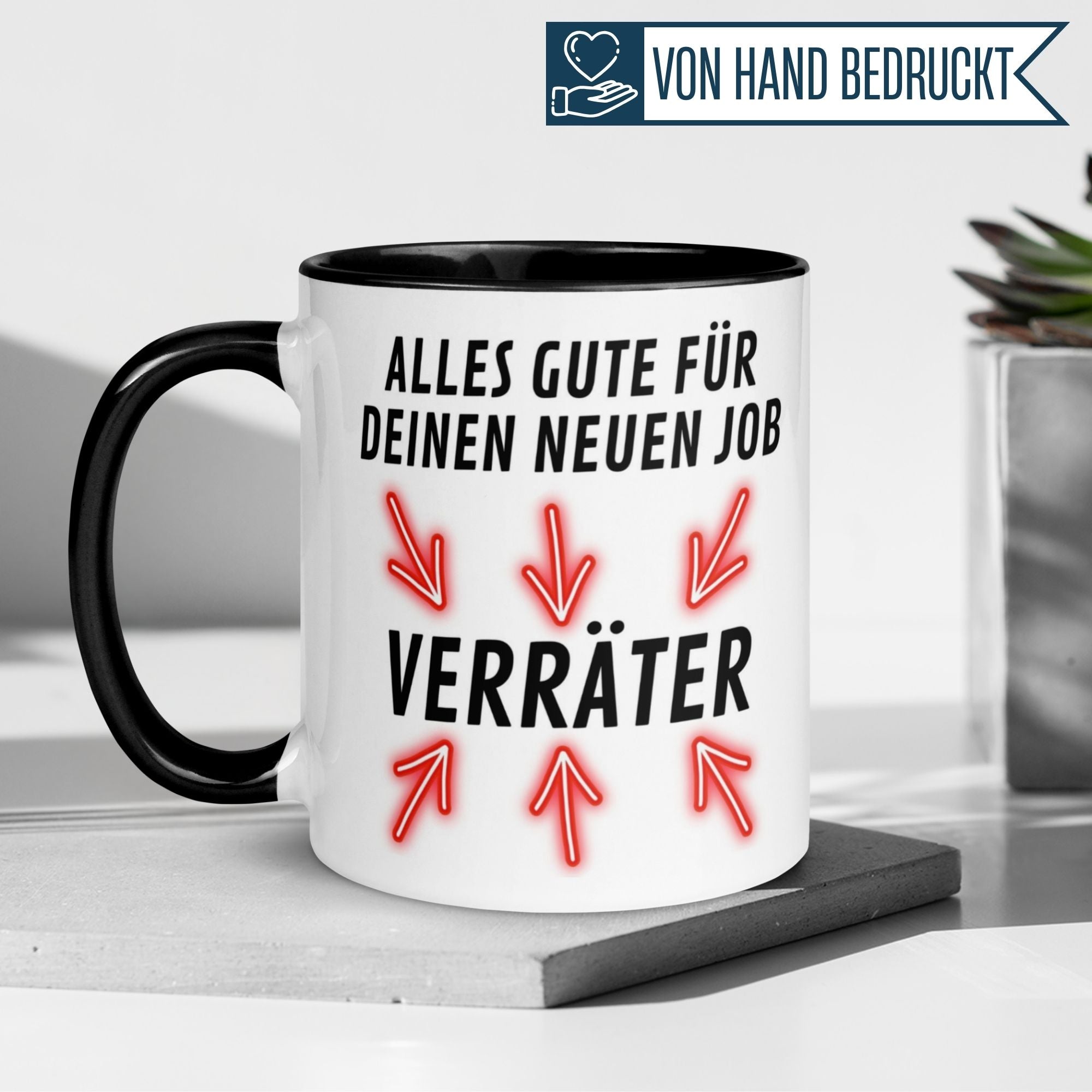 Momentals Tasse mit Aufschrift "Alles Gute für deinen neuen Job – VERRÄTER" und roten Pfeilen, lustiges Abschiedsgeschenk.
