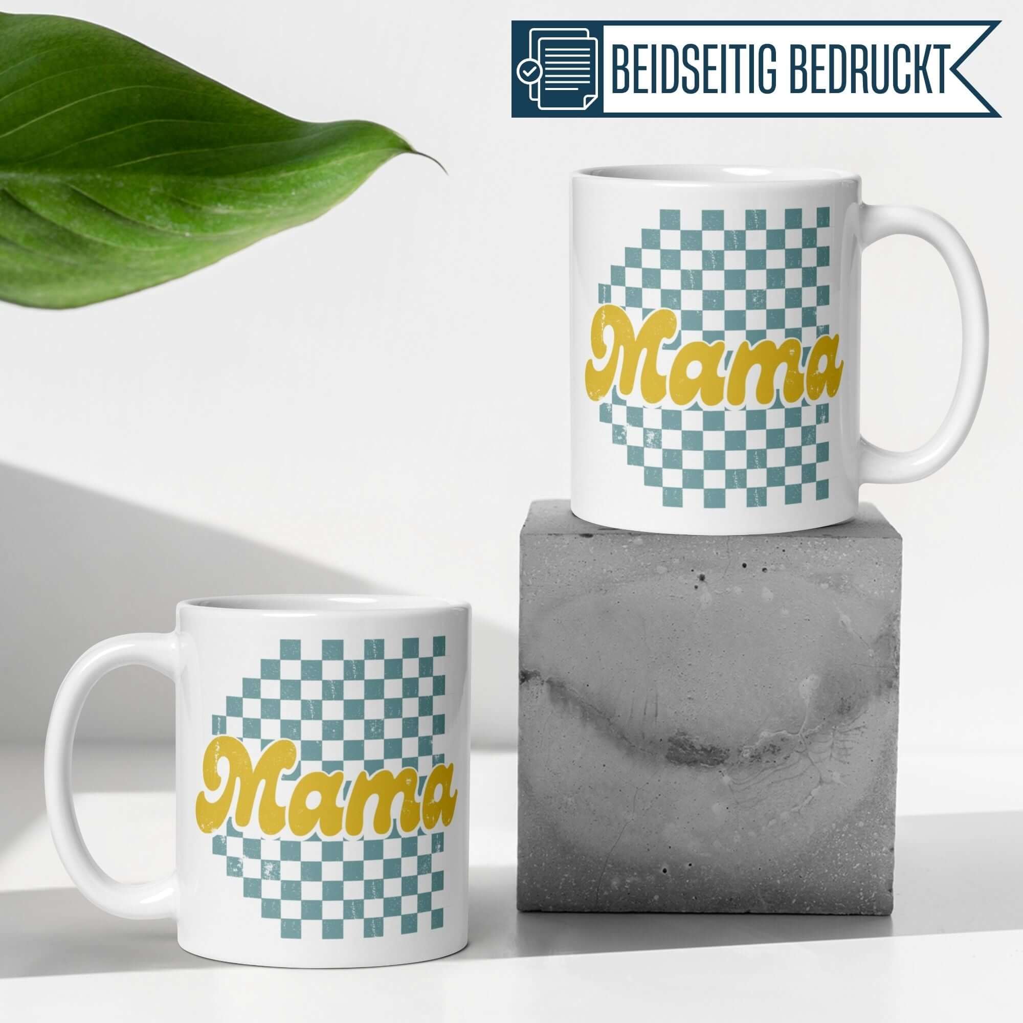 Momentals Tasse Mama mit Retro-Schriftzug und Checkerboard-Muster in Vintage-Gelb auf minimalistischem Hintergrund.