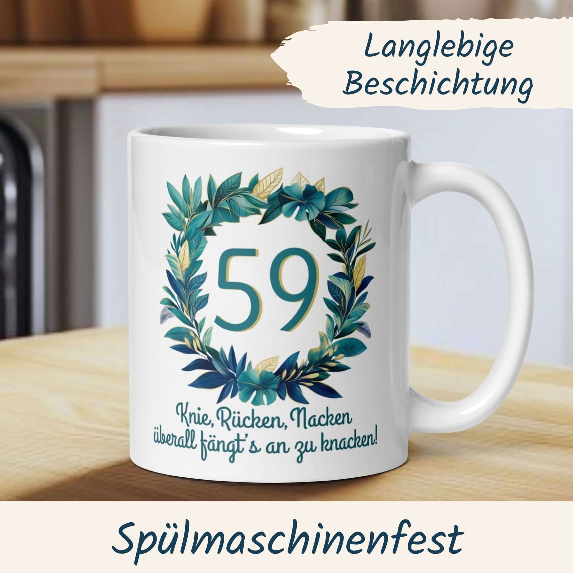 Witzige Tasse zum 59. Geburtstag mit Blumenkranz und Spruch "Knie, Rücken, Nacken – überall fängt’s an zu knacken!"