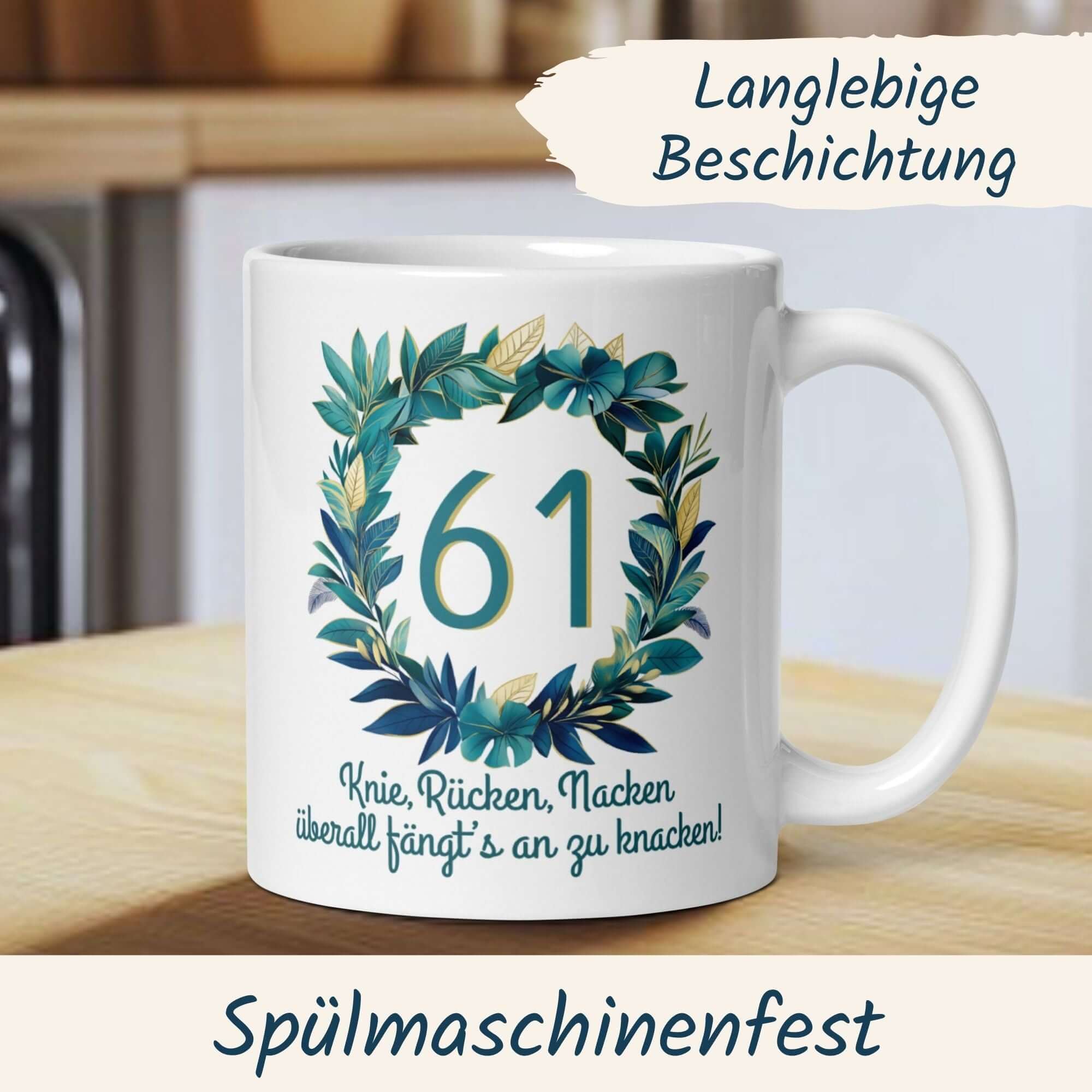 Witzige Tasse zum 61. Geburtstag mit Blumenkranz und Spruch über Knie und Rücken.
